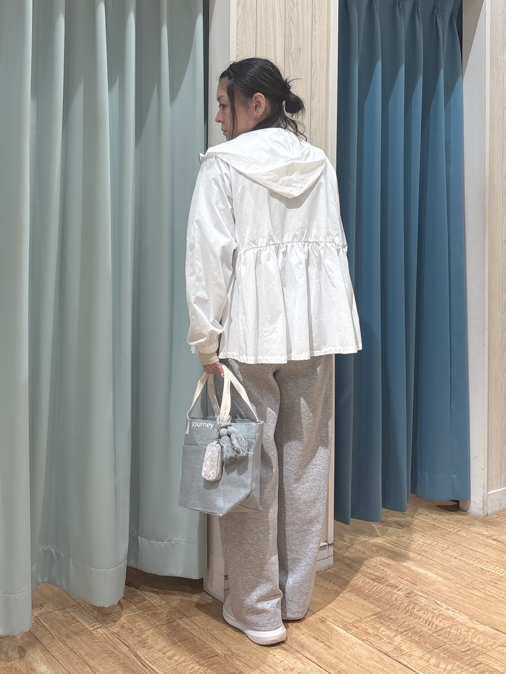 わかさんの「SHOO･LA･RUE｜【ひんやり/S-LL/体型カバー】ペプラムフリルとゴールドパーツが女性らしい UVパーカ」を使ったコーディネート