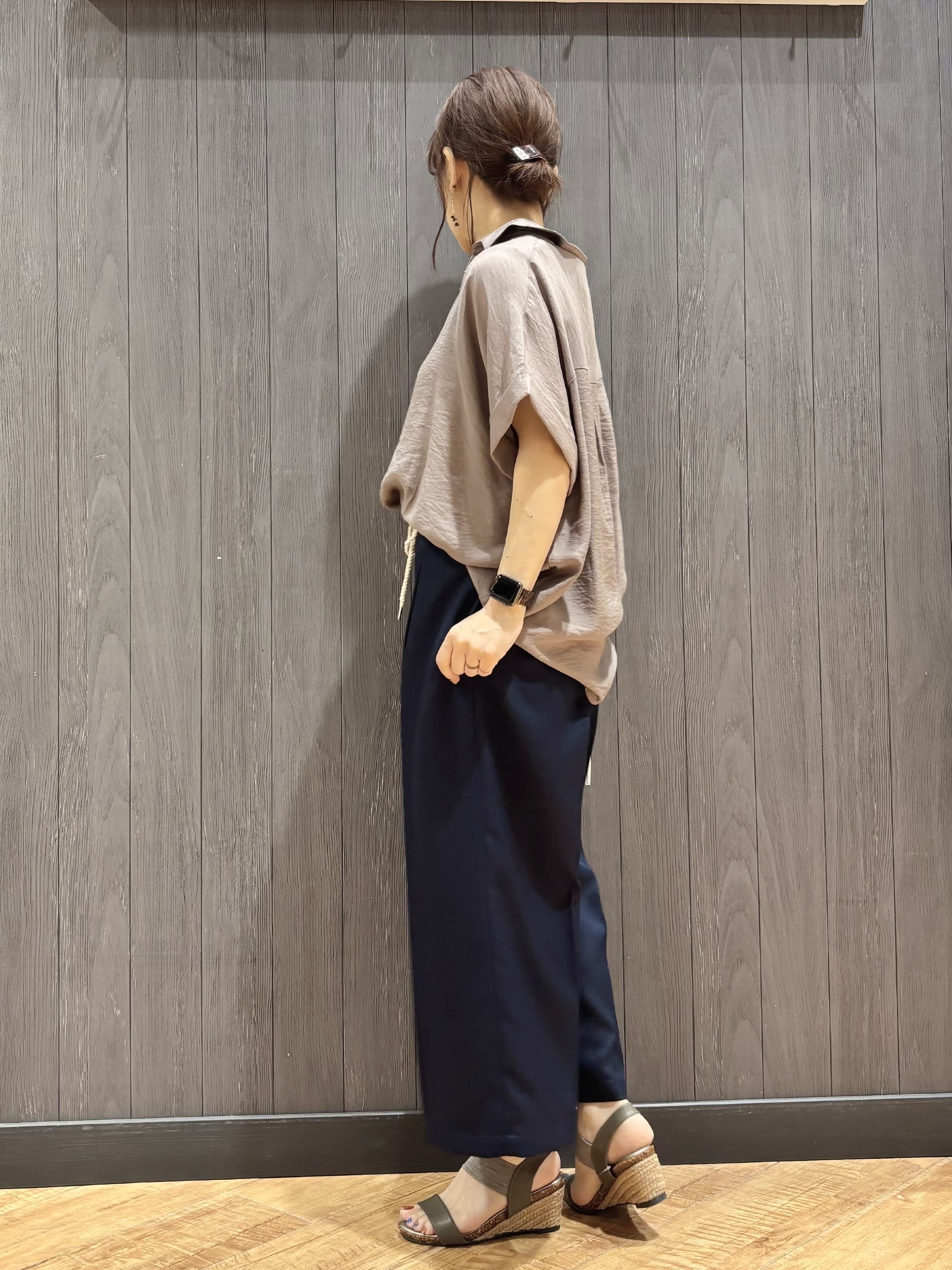 meiさんの「SHOO･LA･RUE｜【ひんやり/S-LL/洗濯機可】インせず着られる 裾タック スキッパーシャツ」を使ったコーディネート
