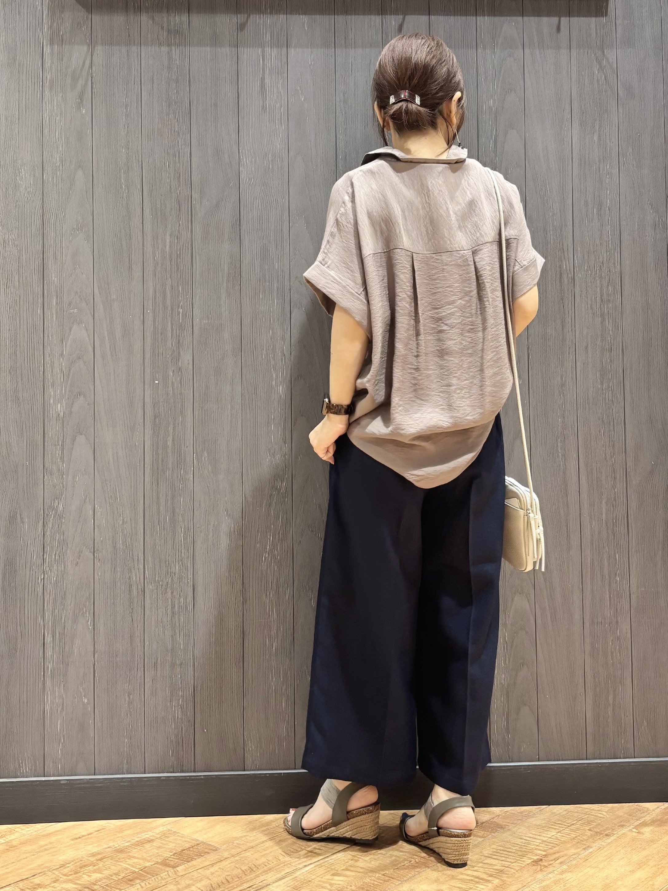 meiさんの「SHOO･LA･RUE｜【ひんやり/S-LL/洗濯機可】インせず着られる 裾タック スキッパーシャツ」を使ったコーディネート