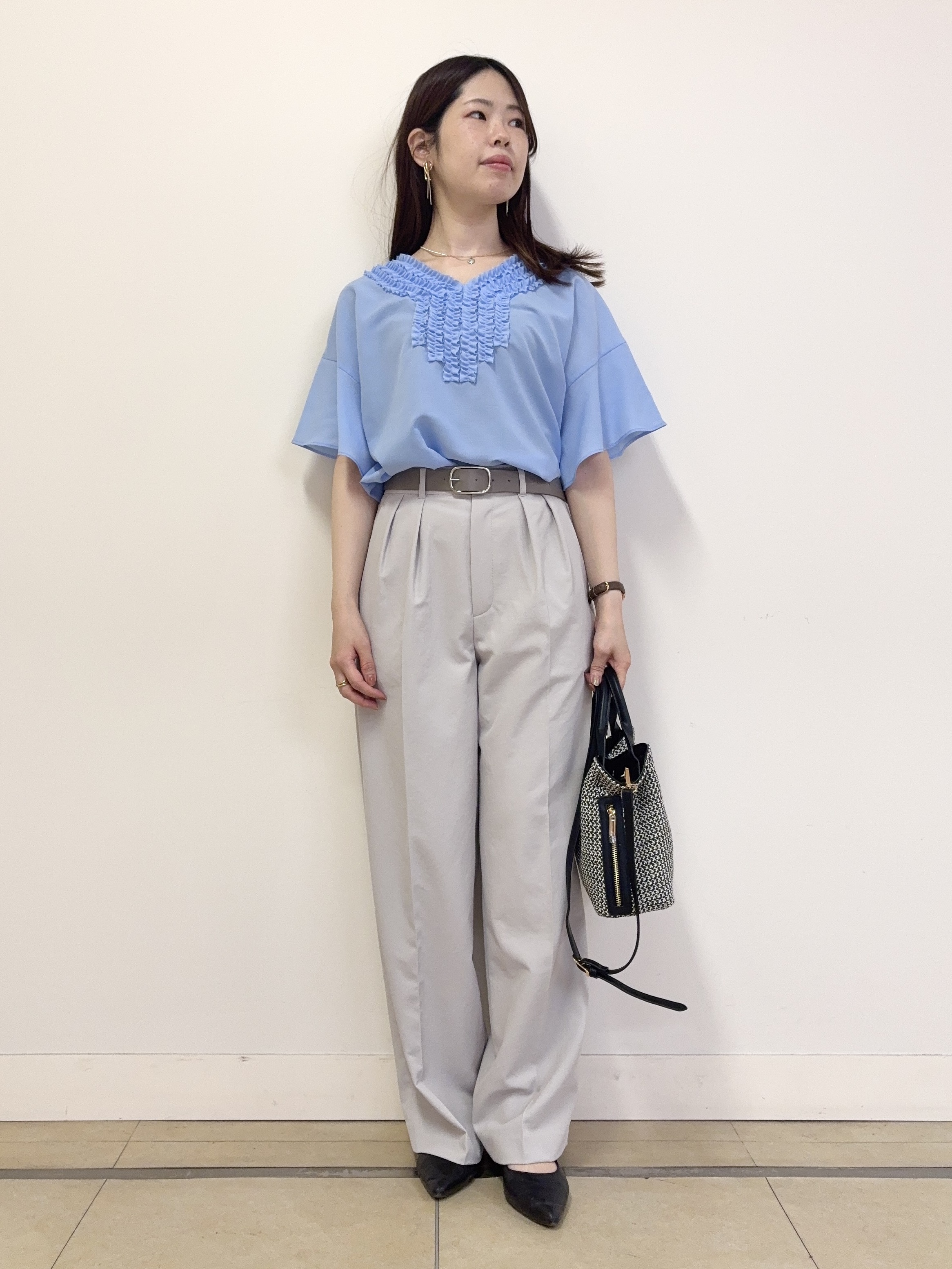 asamiさんの「UNTITLED｜【接触冷感/通気性/洗える】Vネックフリルブラウス」を使ったコーディネート
