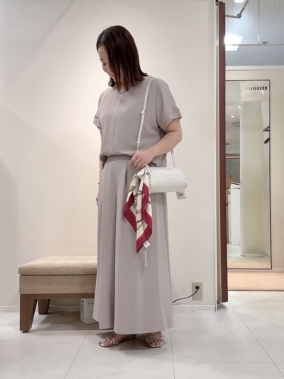 YUIさんの「UNTITLED｜【前後2WAY/はっ水/セットアップ可】リラクシーフレンチスリーブブラウス」を使ったコーディネート