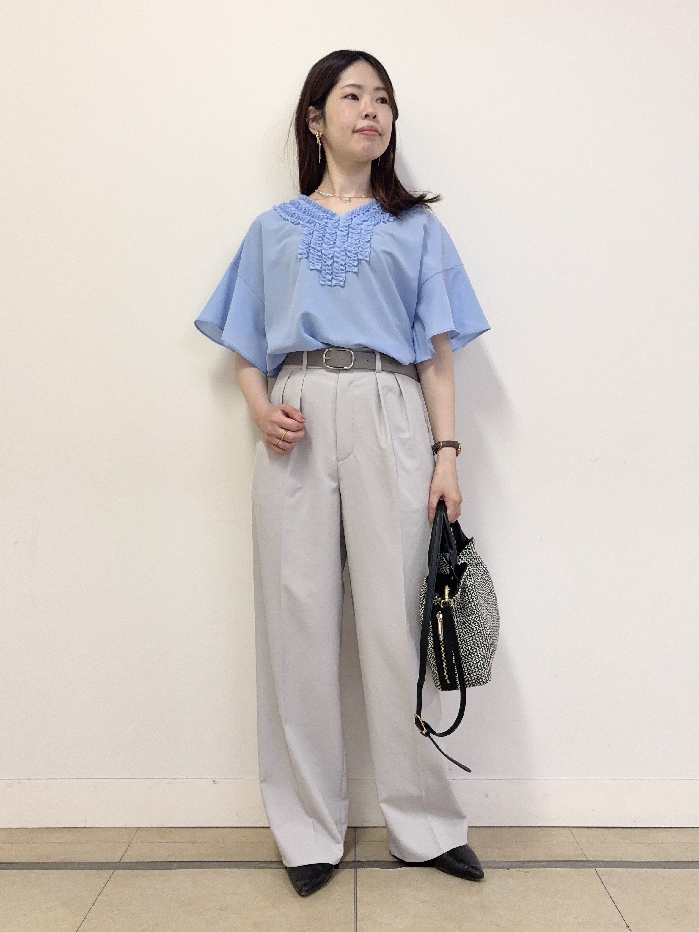 asamiさんの「UNTITLED｜【接触冷感/通気性/洗える】Vネックフリルブラウス」を使ったコーディネート