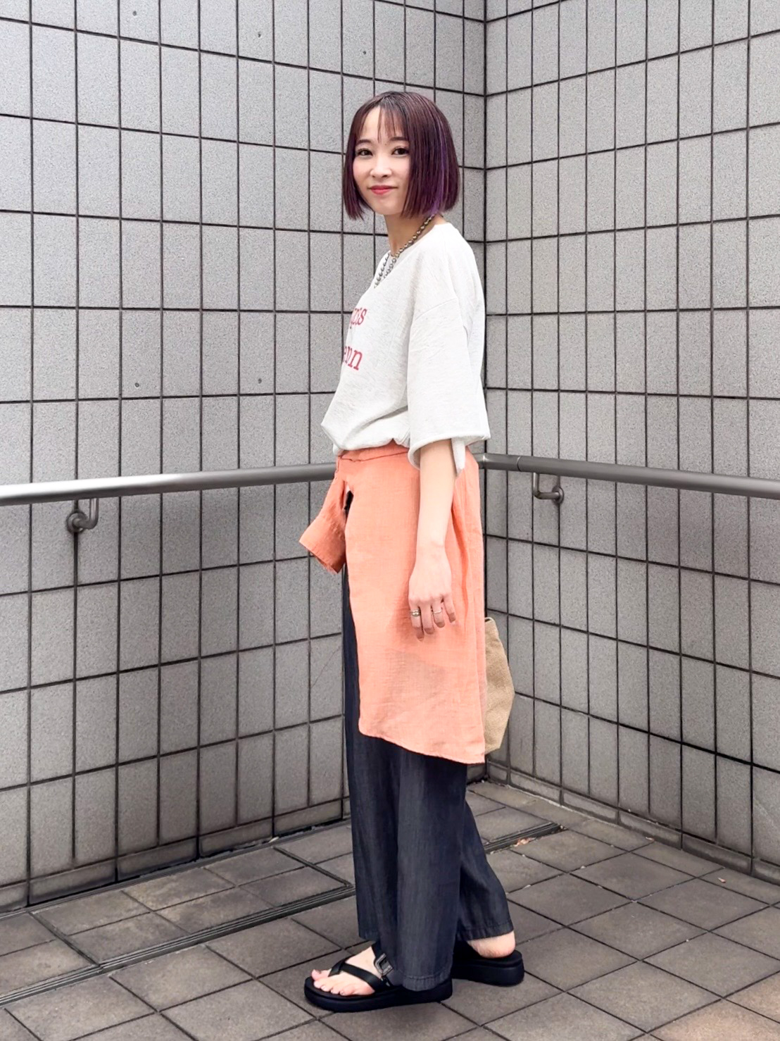 𝐜𝐡𝐢𝐤𝐚さんの「SHOO･LA･RUE｜【洗濯機可/S-LL/選べる6柄】切りっぱなしお袖がこなれカジュアル 5分袖シアーTシャツ」を使ったコーディネート