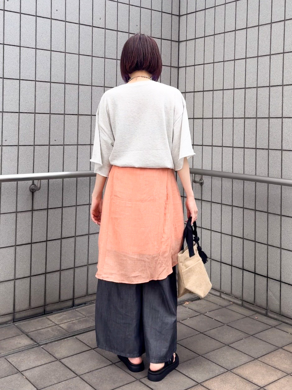 𝐜𝐡𝐢𝐤𝐚さんの「SHOO･LA･RUE｜【洗濯機可/S-LL/選べる6柄】切りっぱなしお袖がこなれカジュアル 5分袖シアーTシャツ」を使ったコーディネート