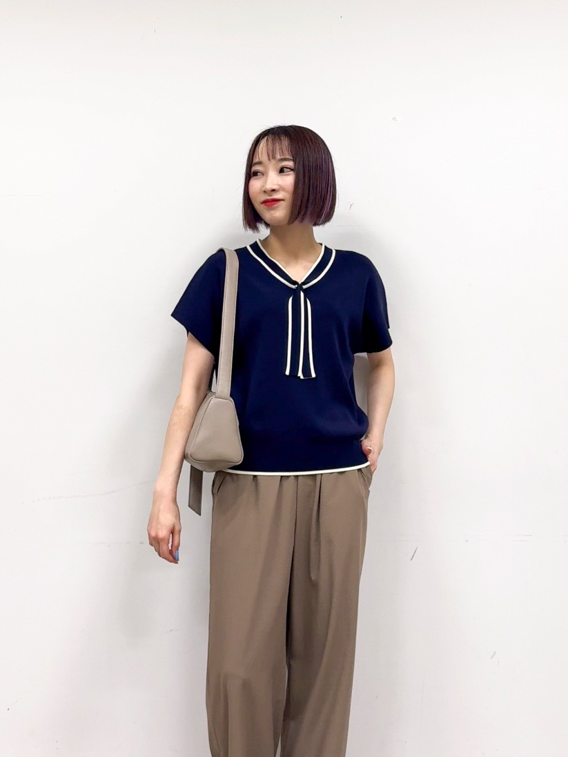 𝐜𝐡𝐢𝐤𝐚さんの「SHOO･LA･RUE｜【毎日洗える/ひんやり/UV/S-LL】 毛玉になりにくい配色ボウタイ半袖ニット」を使ったコーディネート