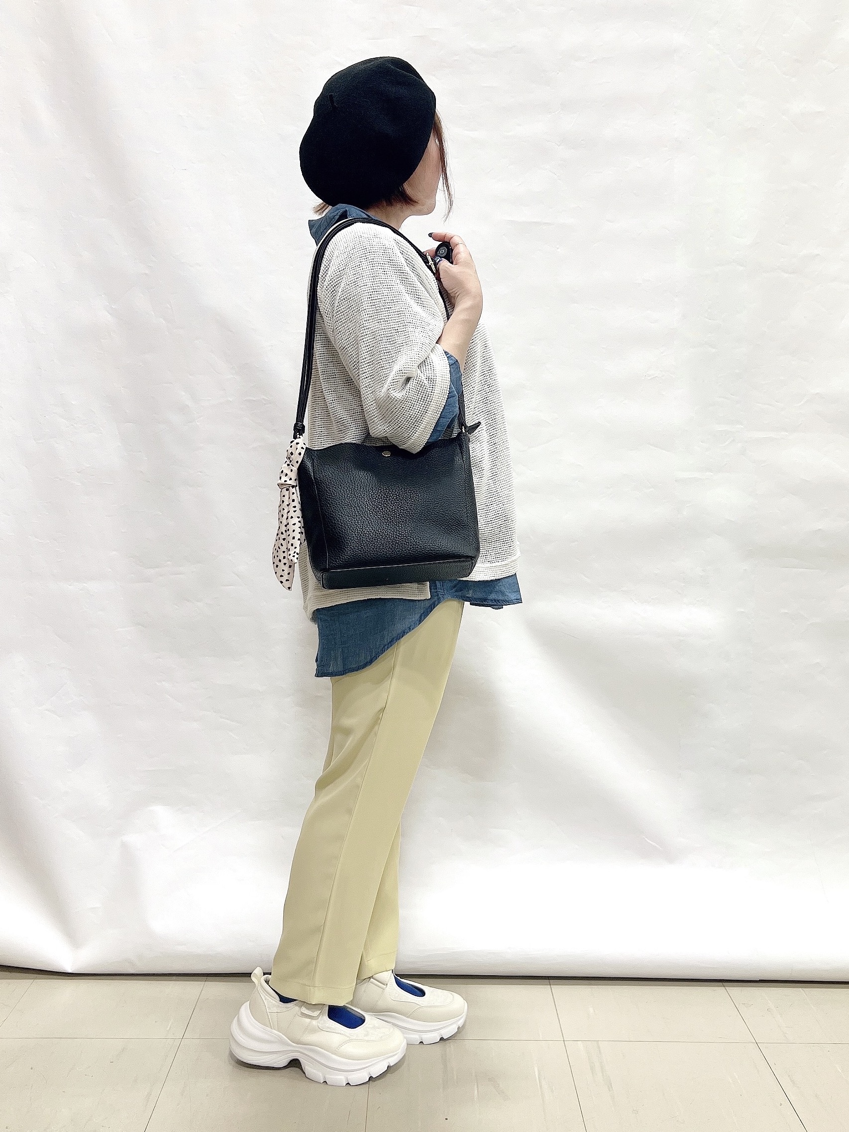YUIさんの「SHOO･LA･RUE｜【綿100%/UV/S-LL/体型カバー】優しく透ける 柔らかシアーデニムシャツ」を使ったコーディネート