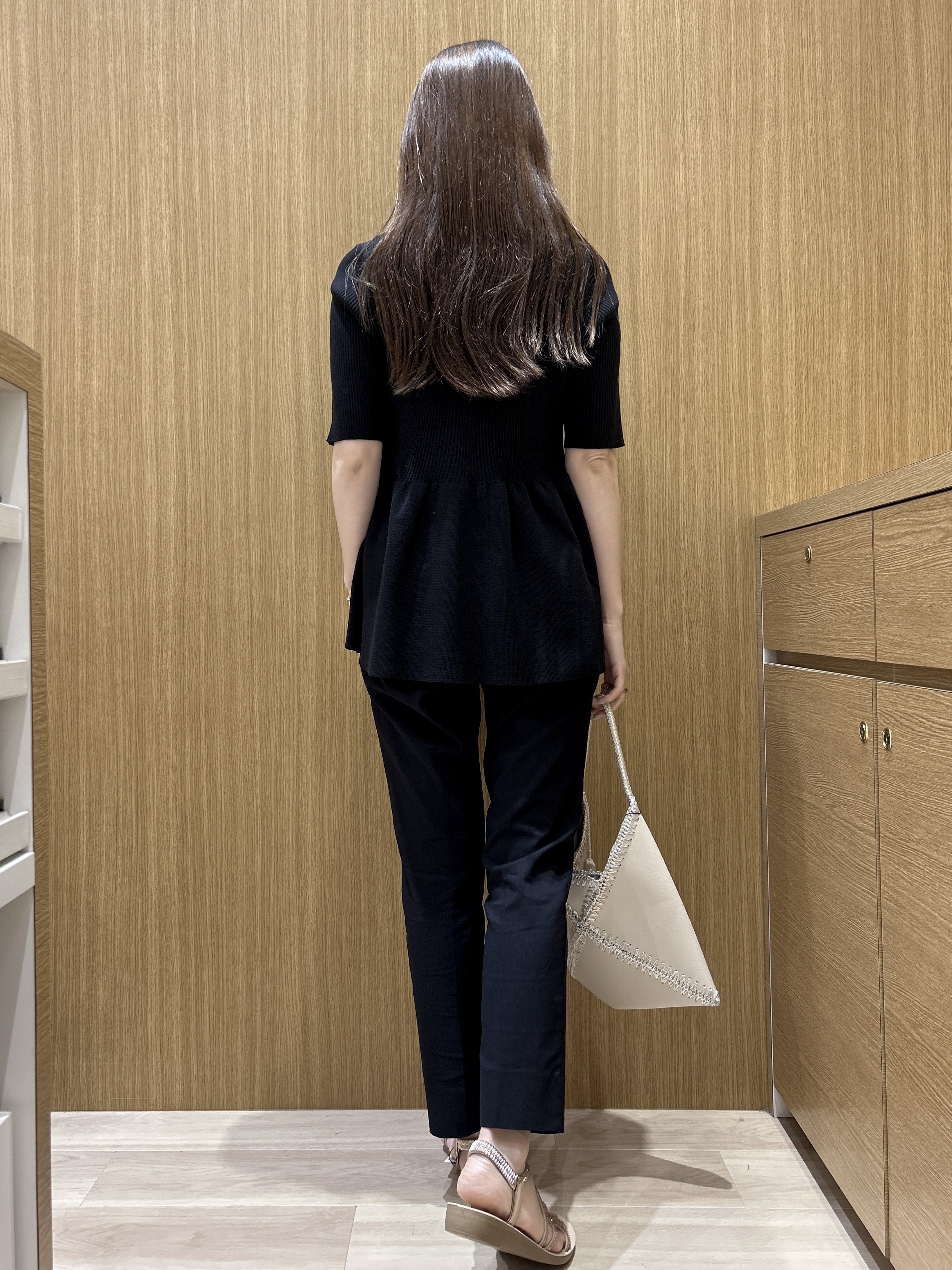 maiさんの「OPAQUE.CLIP｜ペプラムVネックニットカーディガン【洗濯機OK／抗ピル】」を使ったコーディネート