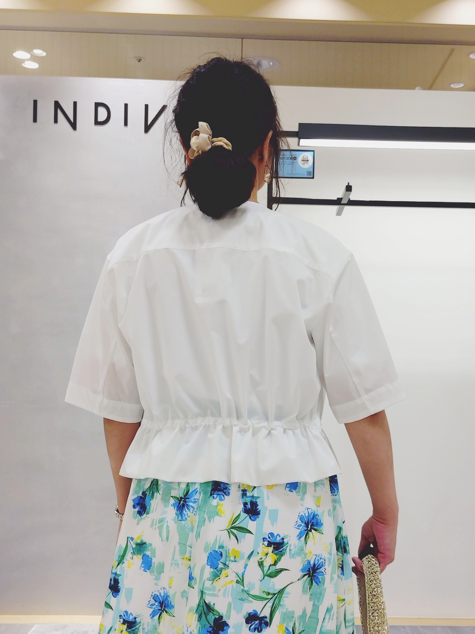 TOMOMIさんの「INDIVI｜【洗える／SETUP可能】アートフラワープリントスカート」を使ったコーディネート
