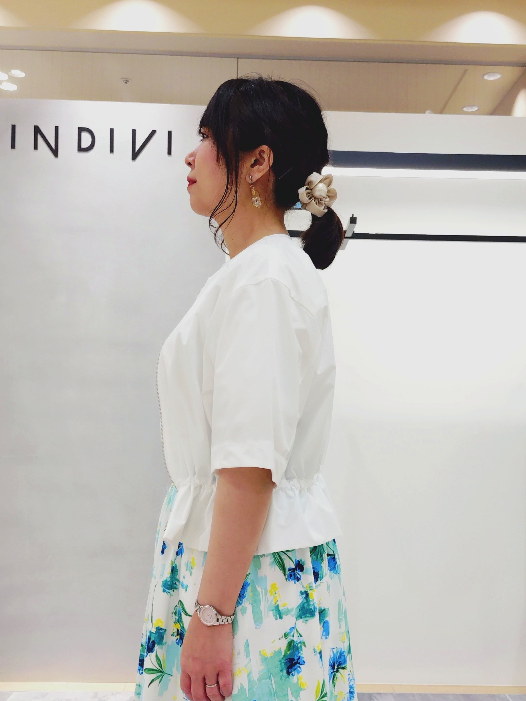 TOMOMIさんの「INDIVI｜【洗える／SETUP可能】アートフラワープリントスカート」を使ったコーディネート
