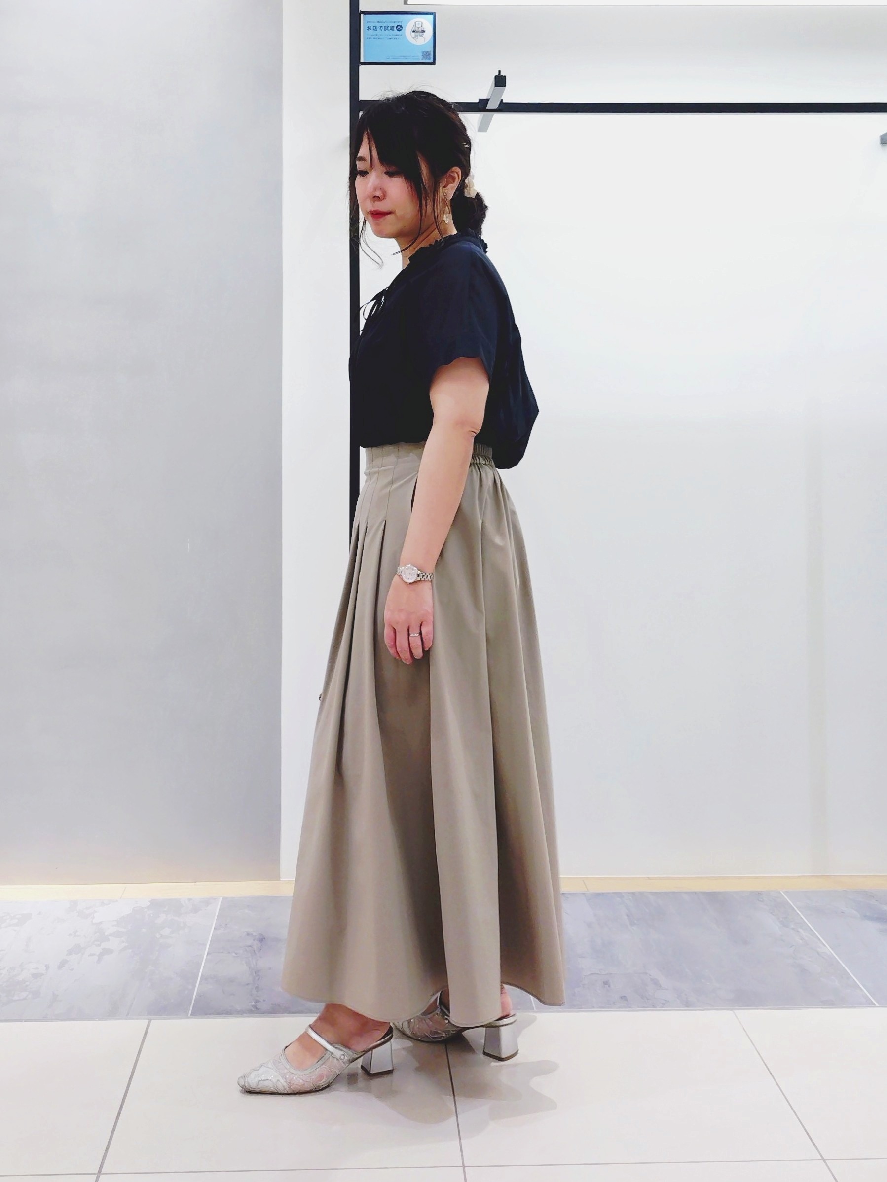 TOMOMIさんの「INDIVI｜【洗える／軽やか】フリル衿ギャザーブラウス」を使ったコーディネート