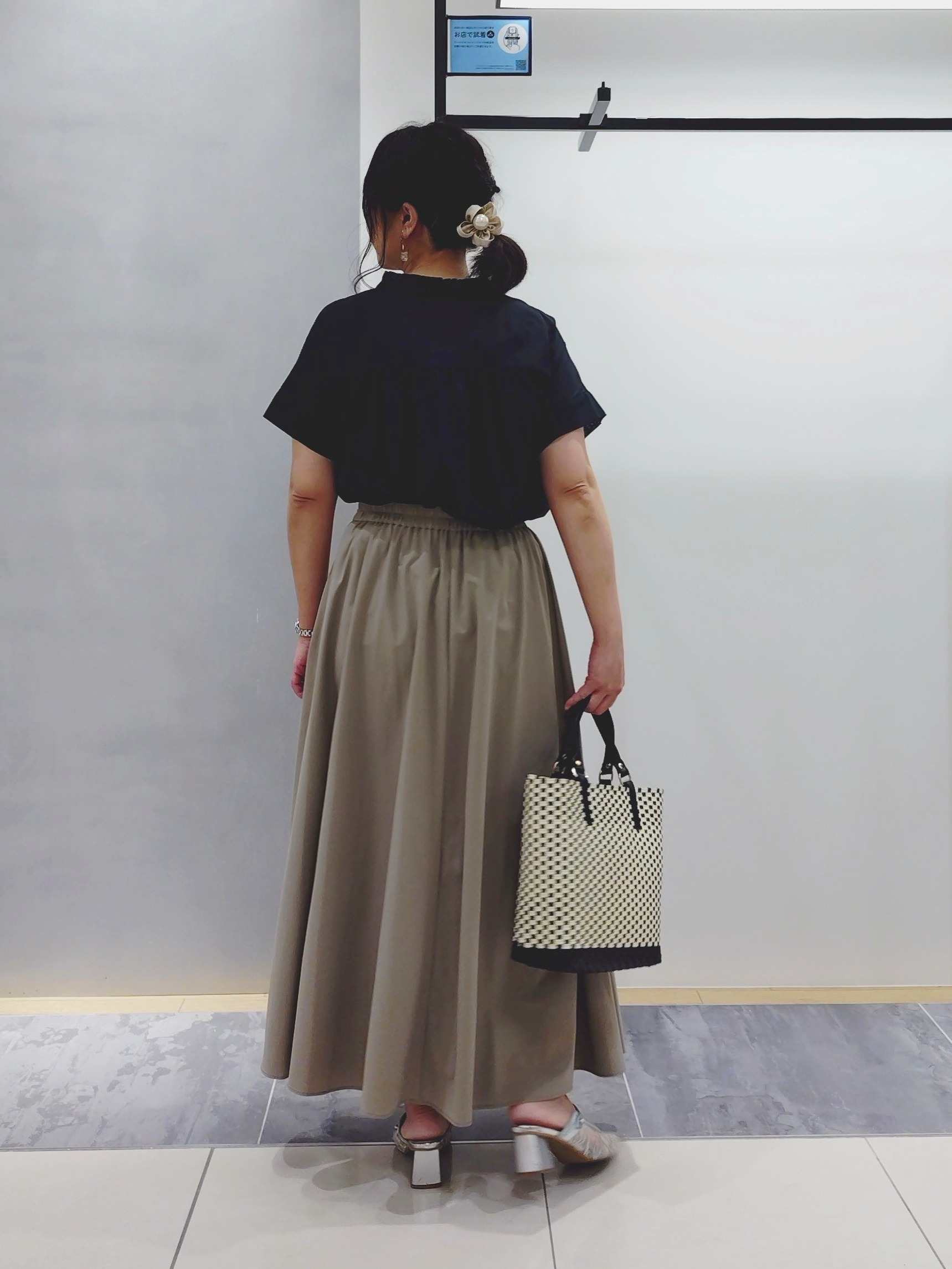 TOMOMIさんの「INDIVI｜【洗える／軽やか】フリル衿ギャザーブラウス」を使ったコーディネート