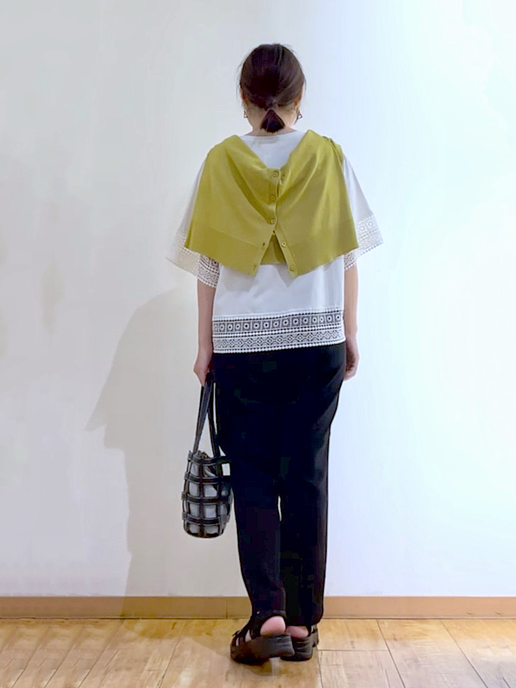 かのさんの「SHOO･LA･RUE｜【洗濯機可/ひんやり/UV】さらっとしたタッチが心地よい ショート丈 Vネックカーディガン」を使ったコーディネート
