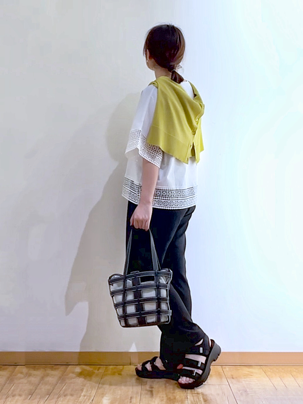 かのさんの「SHOO･LA･RUE｜【洗濯機可/ひんやり/UV】さらっとしたタッチが心地よい ショート丈 Vネックカーディガン」を使ったコーディネート
