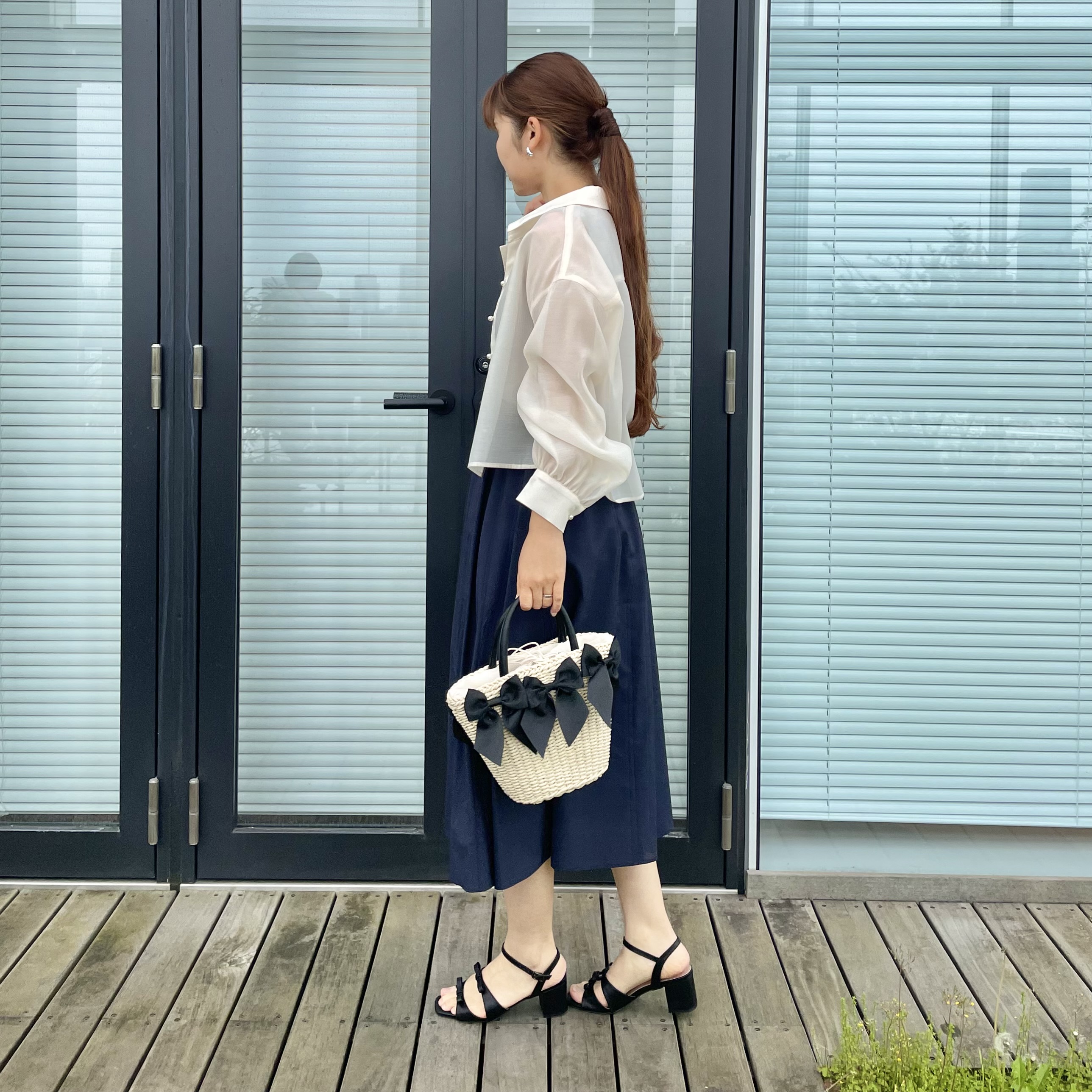 makiさんの「Couture brooch｜【洗える】ショート丈 シアーシャツ」を使ったコーディネート