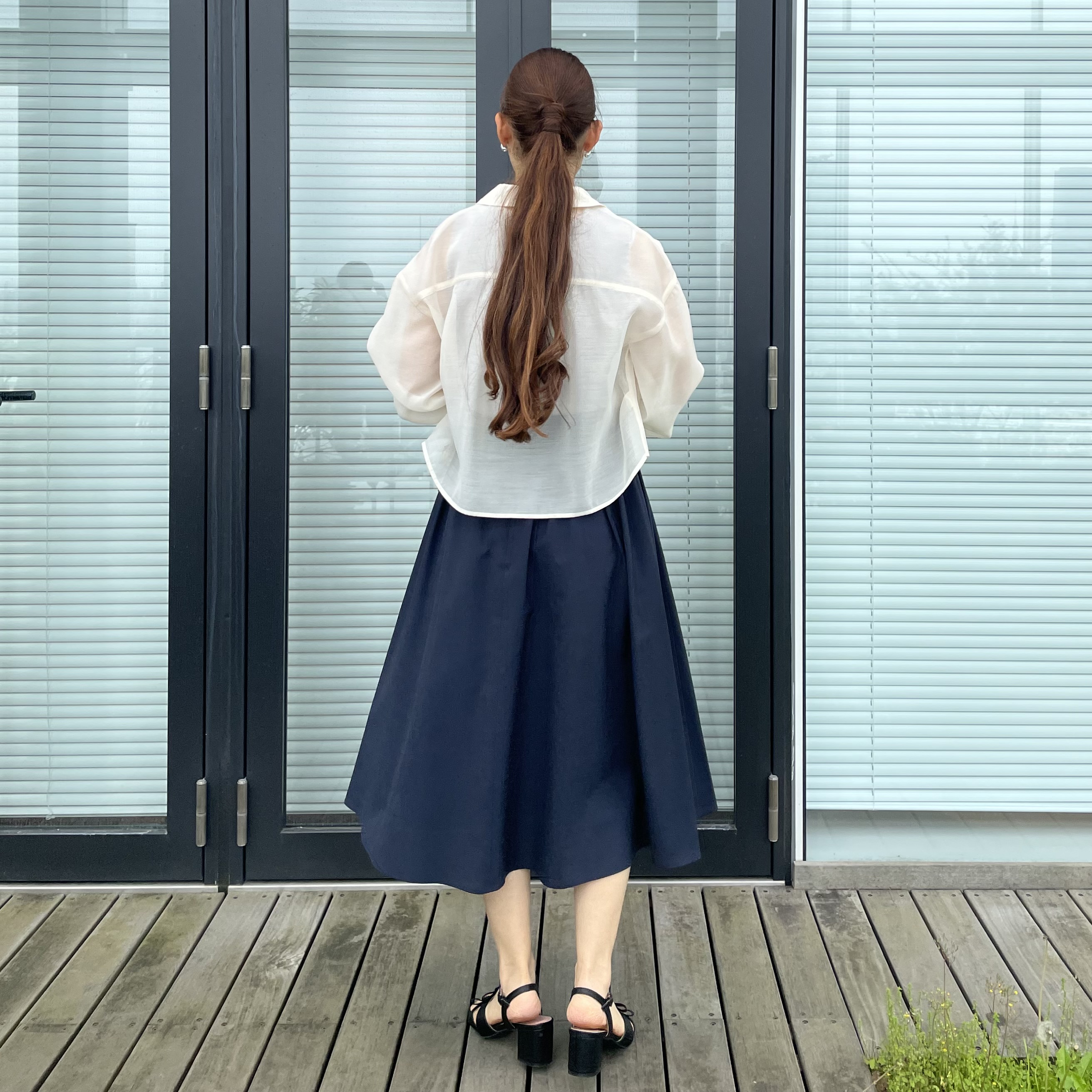 makiさんの「Couture brooch｜【洗える】ショート丈 シアーシャツ」を使ったコーディネート