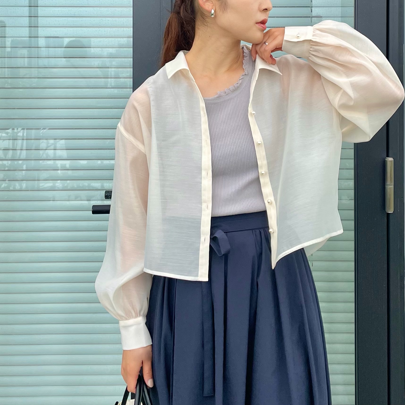 makiさんの「Couture brooch｜【洗える】ショート丈 シアーシャツ」を使ったコーディネート