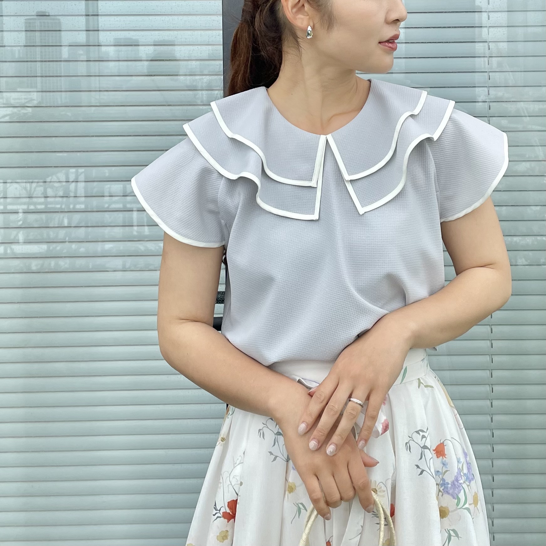 makiさんの「Couture brooch｜【洗濯機可】マリンカラー ブラウス」を使ったコーディネート