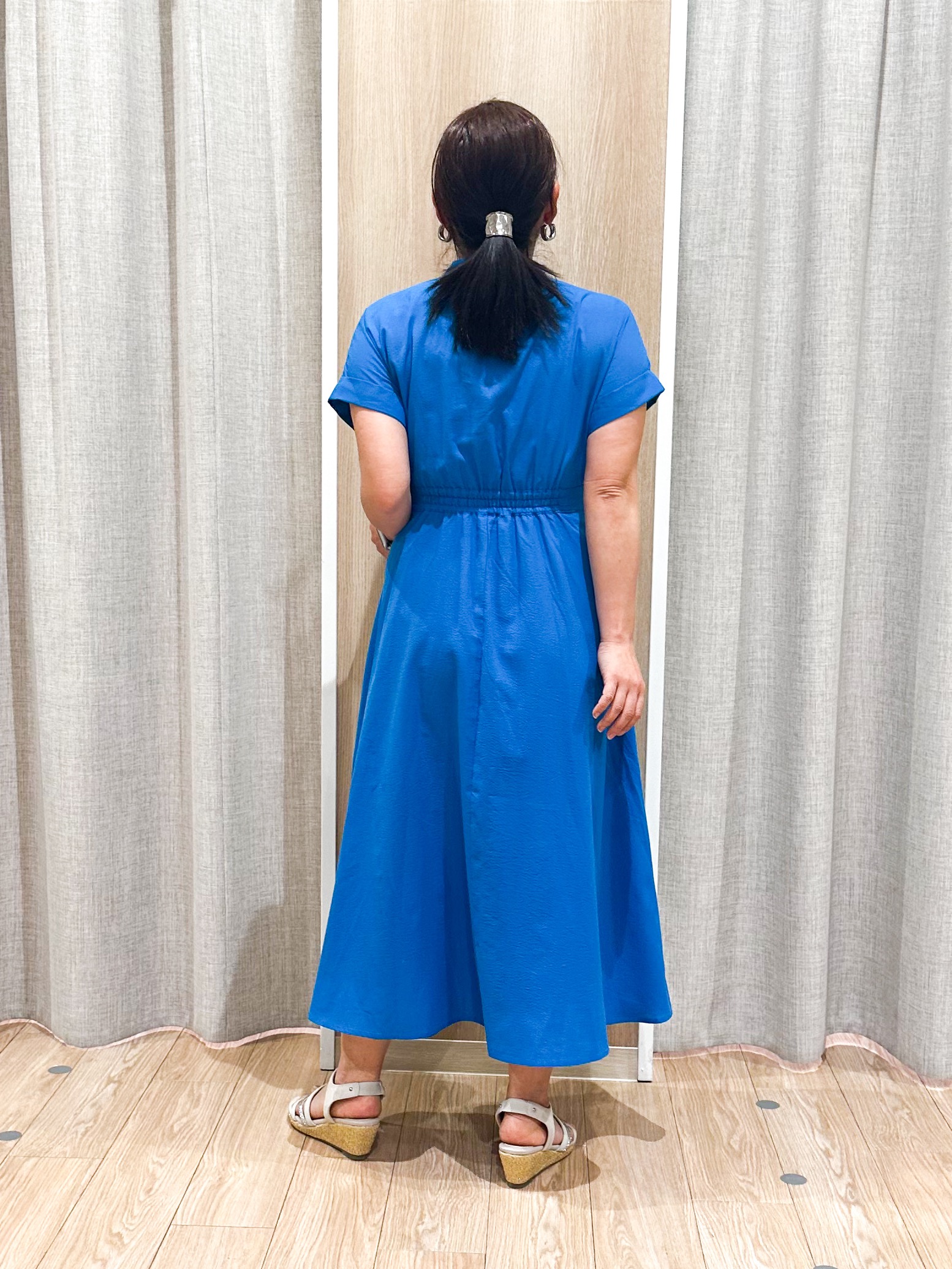 naoさんの「grove｜【洗える】さらっと軽やか、カシュクール風サッカーワンピース」を使ったコーディネート