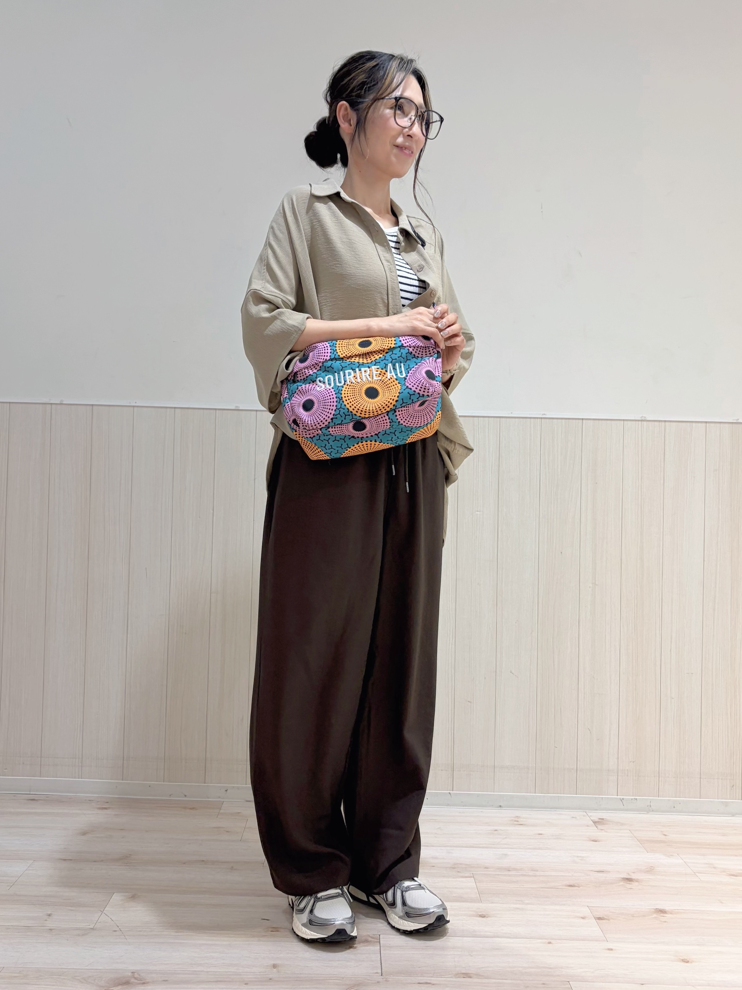 りょうちんさんの「SHOO･LA･RUE｜【高レビュー/洗濯後しわになりにくい/体型カバー】きちんとゆるっと 大人の抜け感 ポンチョ風カラーシ」を使ったコーディネート