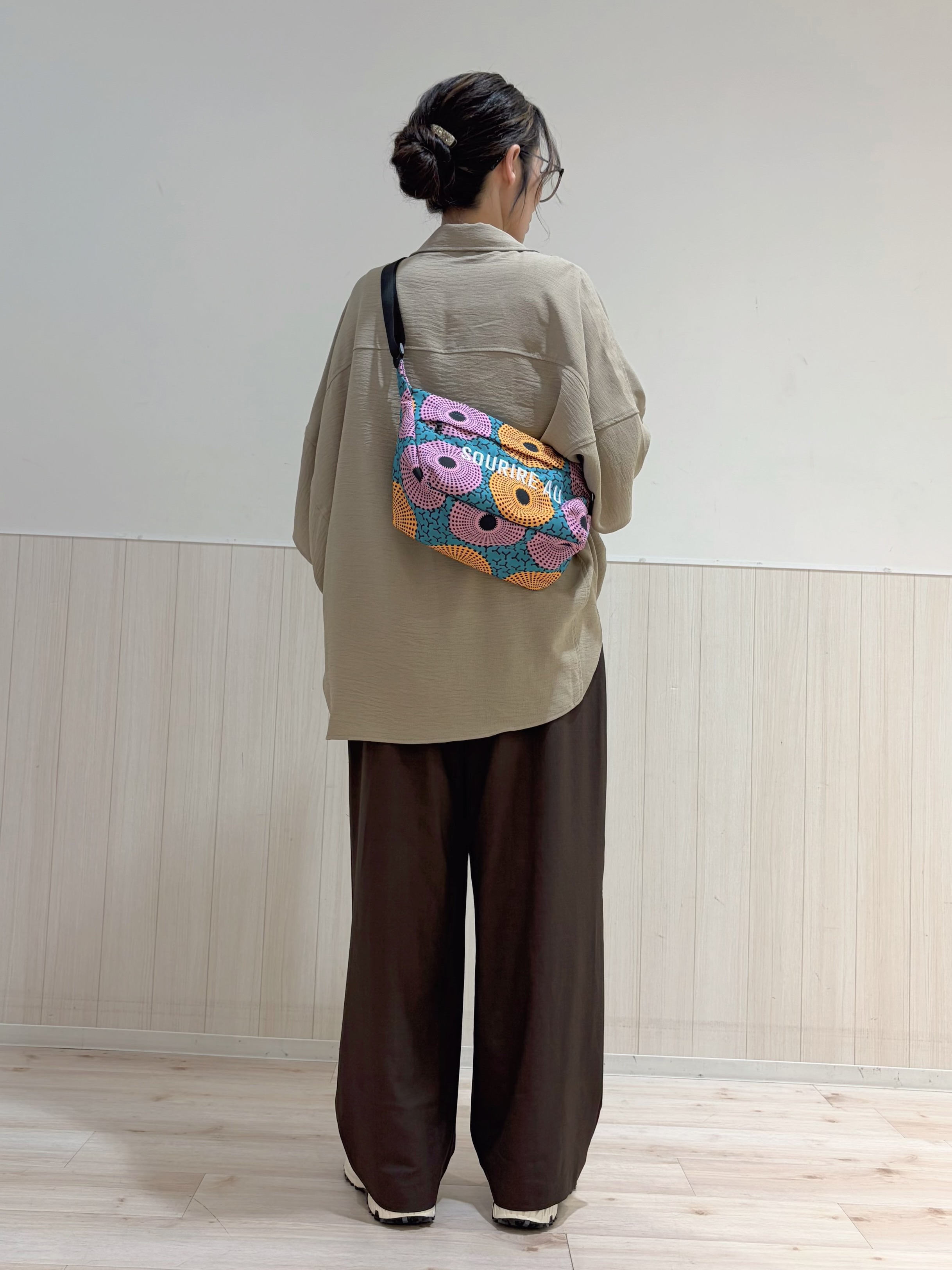 りょうちんさんの「SHOO･LA･RUE｜【高レビュー/洗濯後しわになりにくい/体型カバー】きちんとゆるっと 大人の抜け感 ポンチョ風カラーシ」を使ったコーディネート
