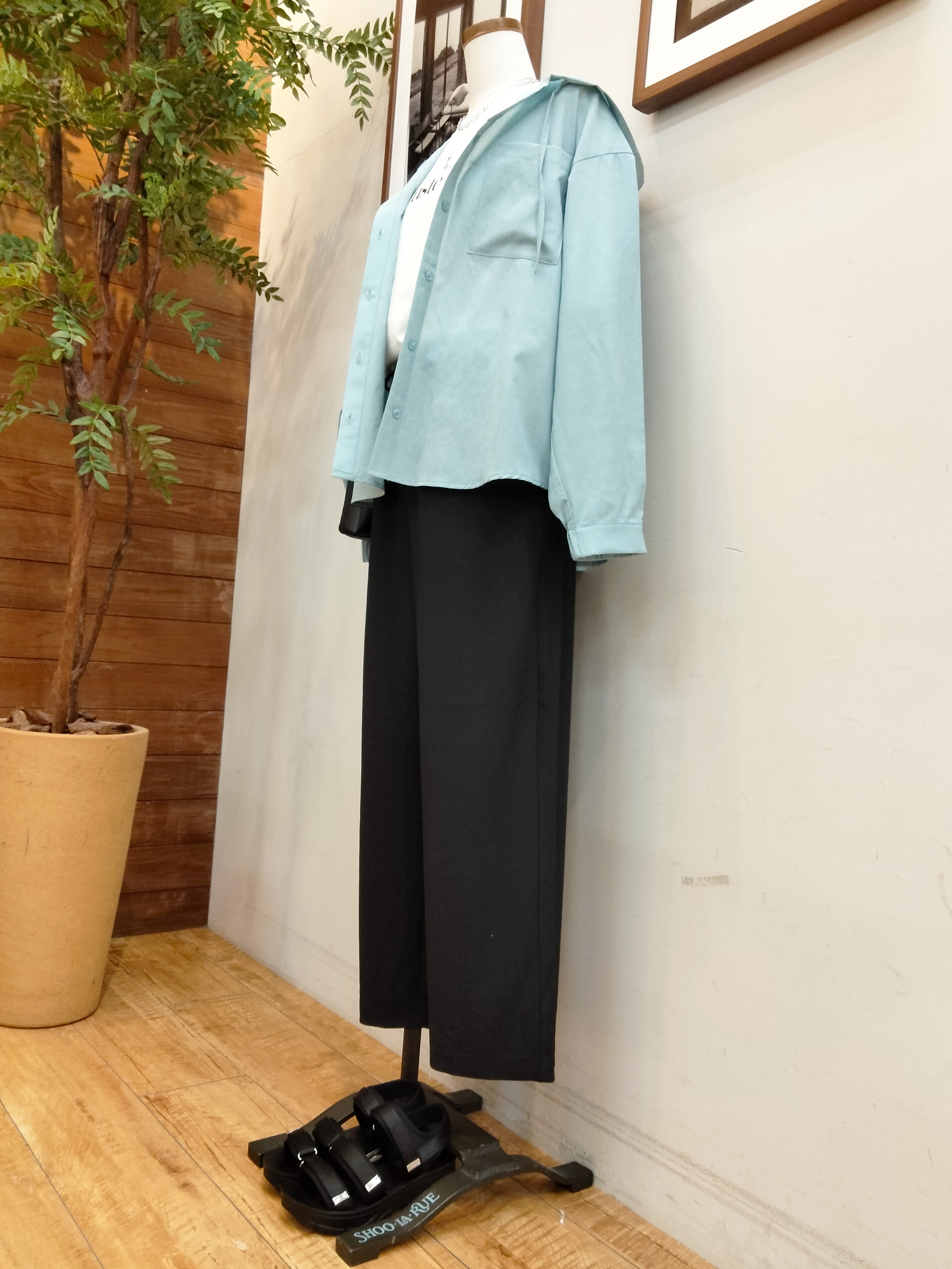 うっちーさんの「SHOO･LA･RUE｜【さらり快適/洗濯機可/S-LL】UVカット機能付き ライトな着心地 ひんやりシャツパーカ」を使ったコーディネート