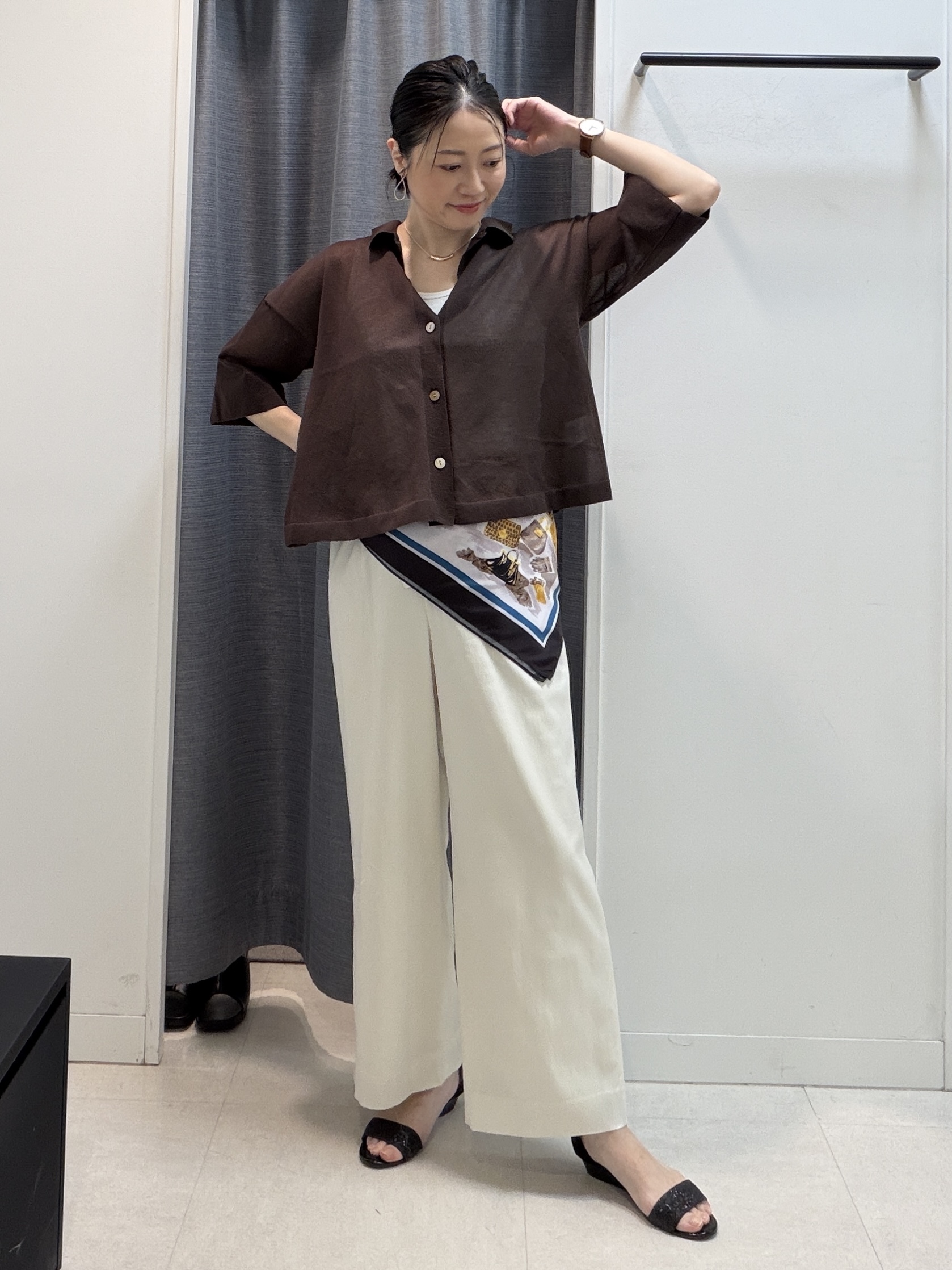 shihoさんの「INDIVI｜【洗える／シアー】衿付きシャツライクニットカーディガン」を使ったコーディネート