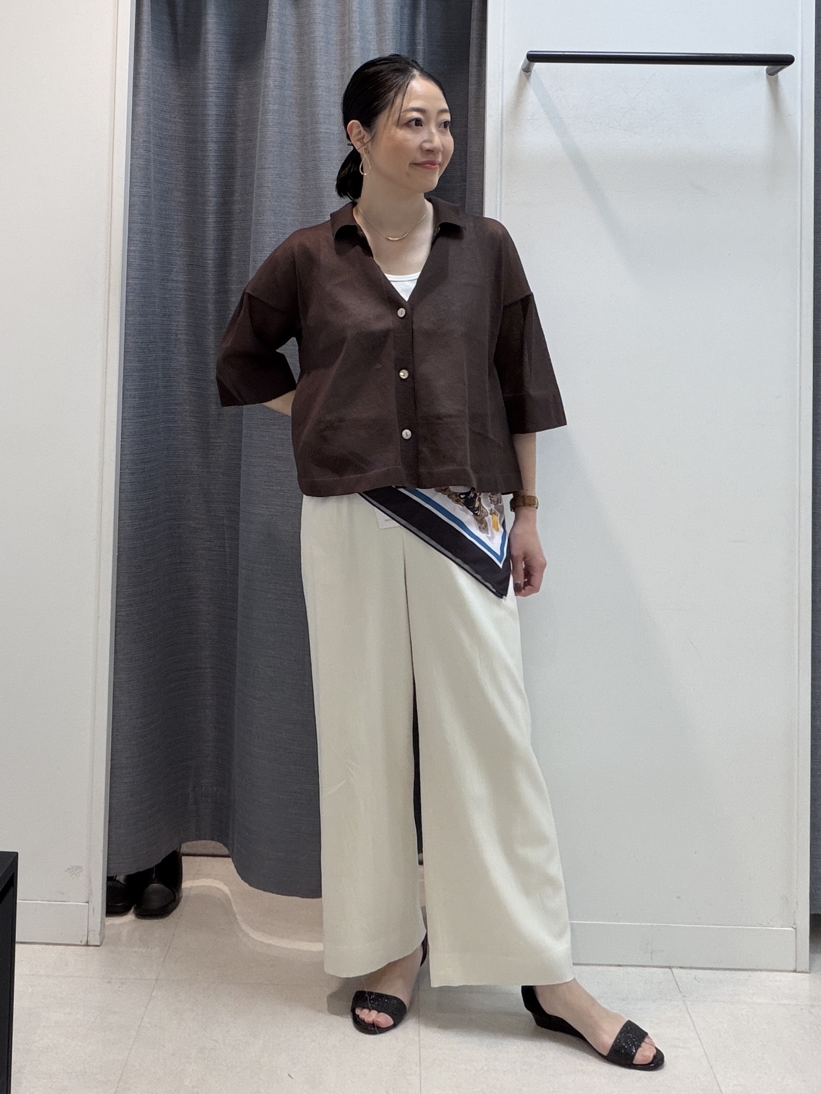 shihoさんの「INDIVI｜【洗える／シアー】衿付きシャツライクニットカーディガン」を使ったコーディネート
