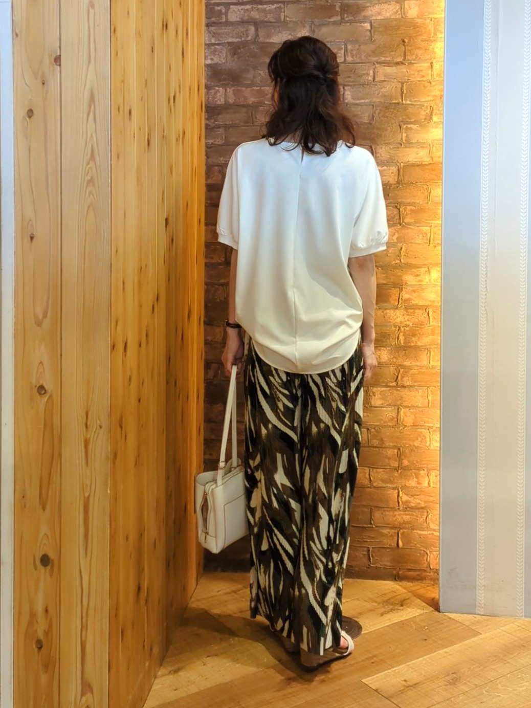 massuさんの「SHOO･LA･RUE｜【ひんやり/洗濯後しわになりにくい】インせず着られる さらっとタッチのドルマンブラウス」を使ったコーディネート