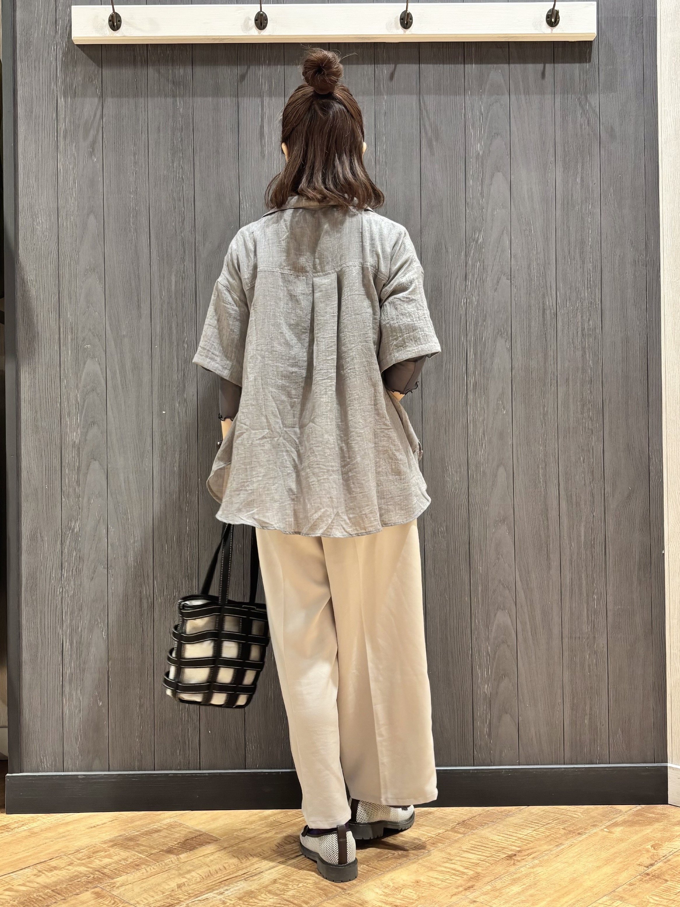 meiさんの「SHOO･LA･RUE｜【S-LL】ナチュラルに決まる 半袖シアーシャツジャケット」を使ったコーディネート