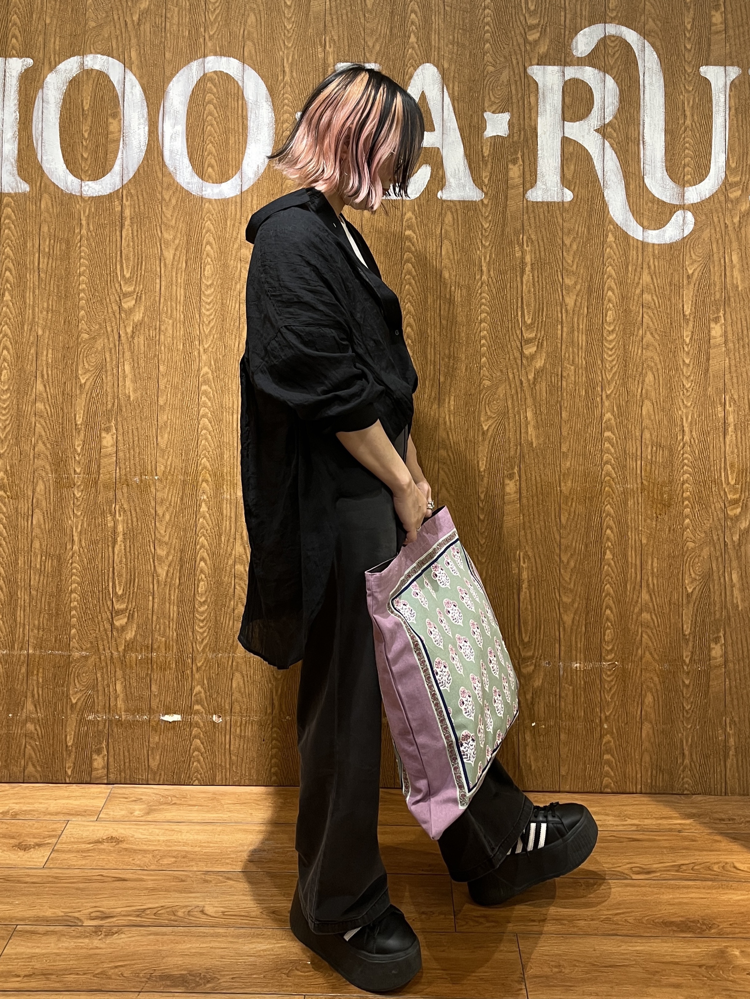 わこさんの「SHOO･LA･RUE｜【体型カバー】ふんわり質感 やわらかこなれシアーシャツ」を使ったコーディネート