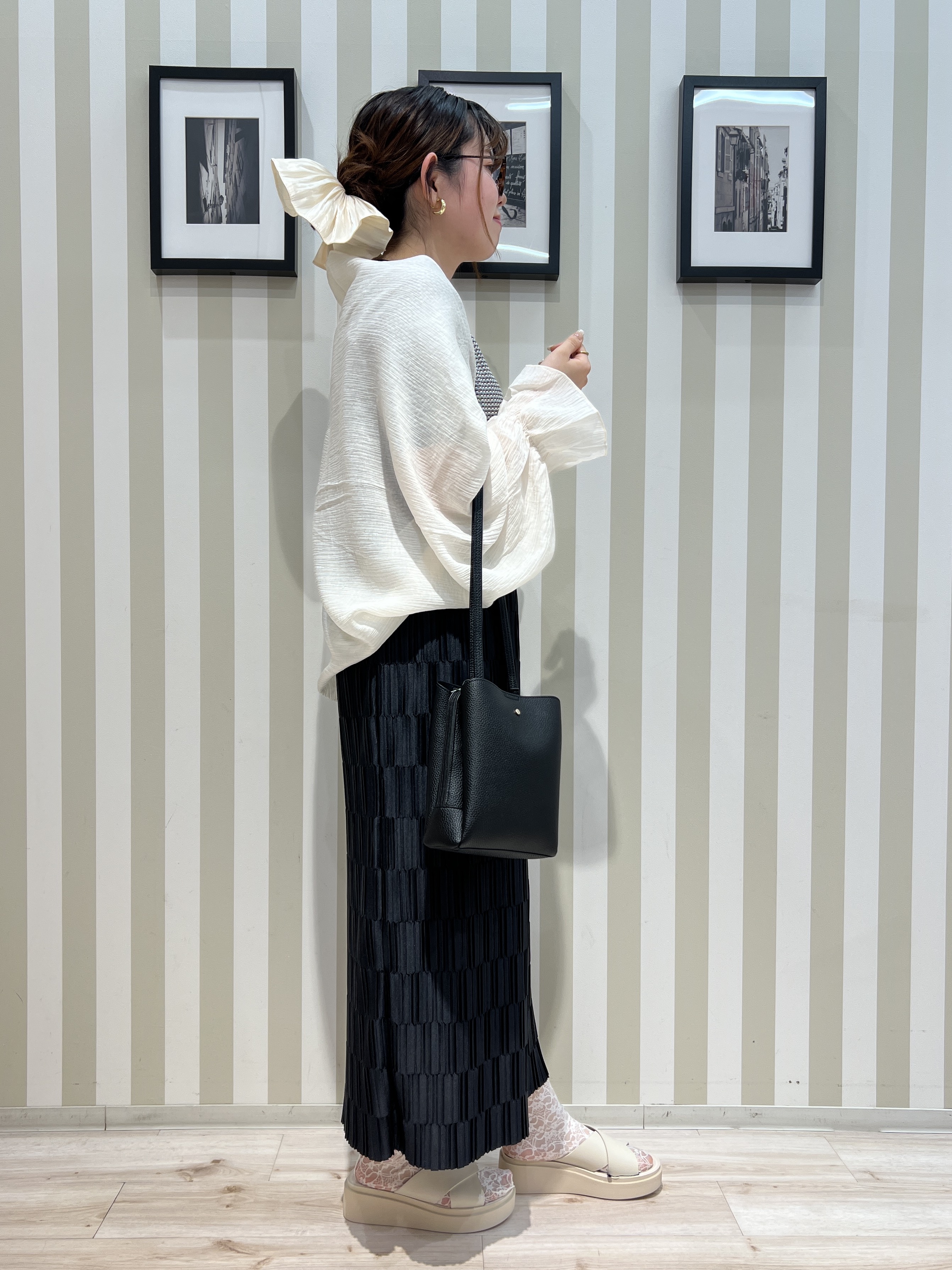 manaさんの「SHOO･LA･RUE｜【洗濯機可/S-LL】金ボタンが上品 カノコ編み配色クルーネックニット」を使ったコーディネート