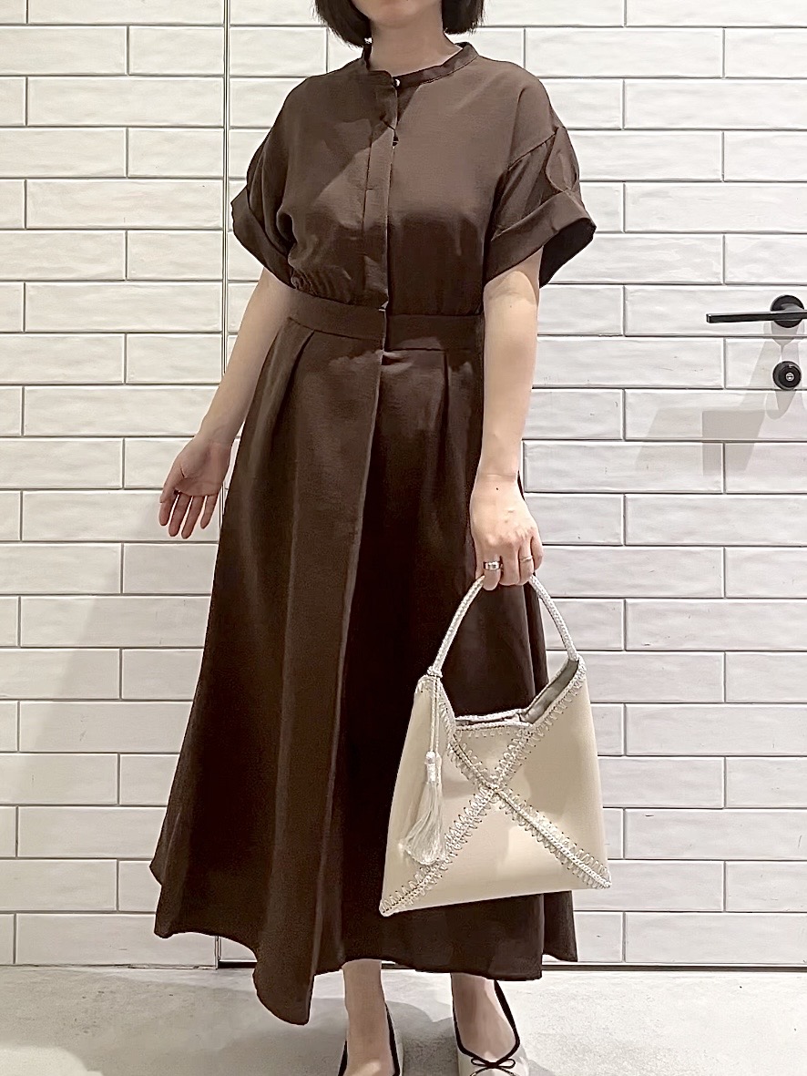 しおりさんの「OPAQUE.CLIP｜【接触冷感／吸水速乾】リネンライク シャツワンピース《洗濯機OK》」を使ったコーディネート