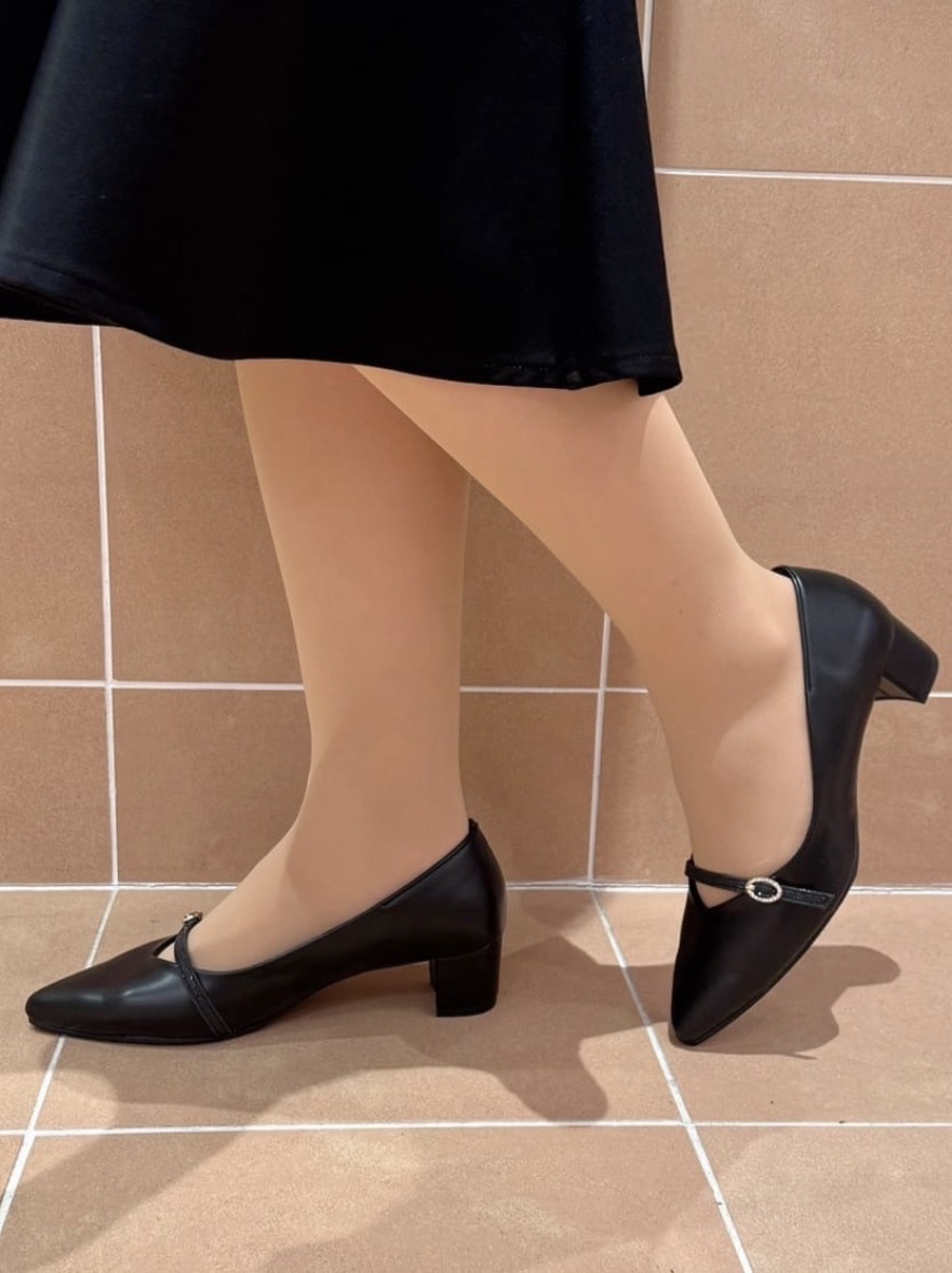 すみれさんの「ESPERANZA｜ベルトポインテッドパンプス」を使ったコーディネート