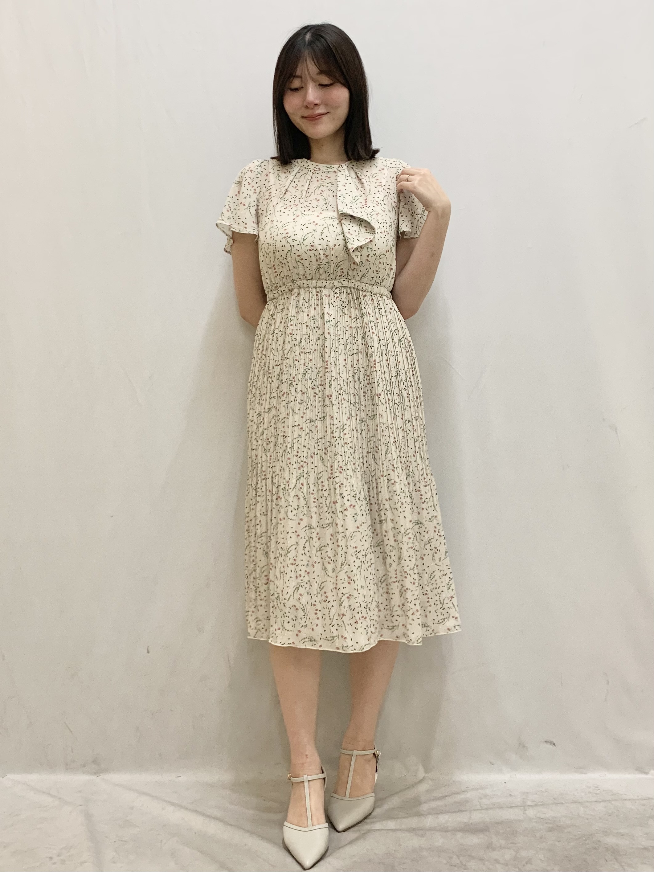kasumiさんの「index｜◆【日比谷花壇コラボ】ラッフルタイプリーツワンピース【防シワ/洗濯機OK】」を使ったコーディネート