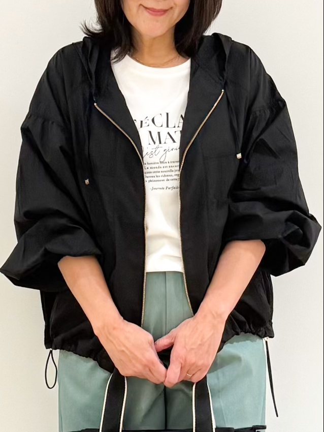 Lilyさんの「grove｜【洗濯機OK】朝晩の気温差に◎軽やかシアーナイロンフーディブルゾン」を使ったコーディネート