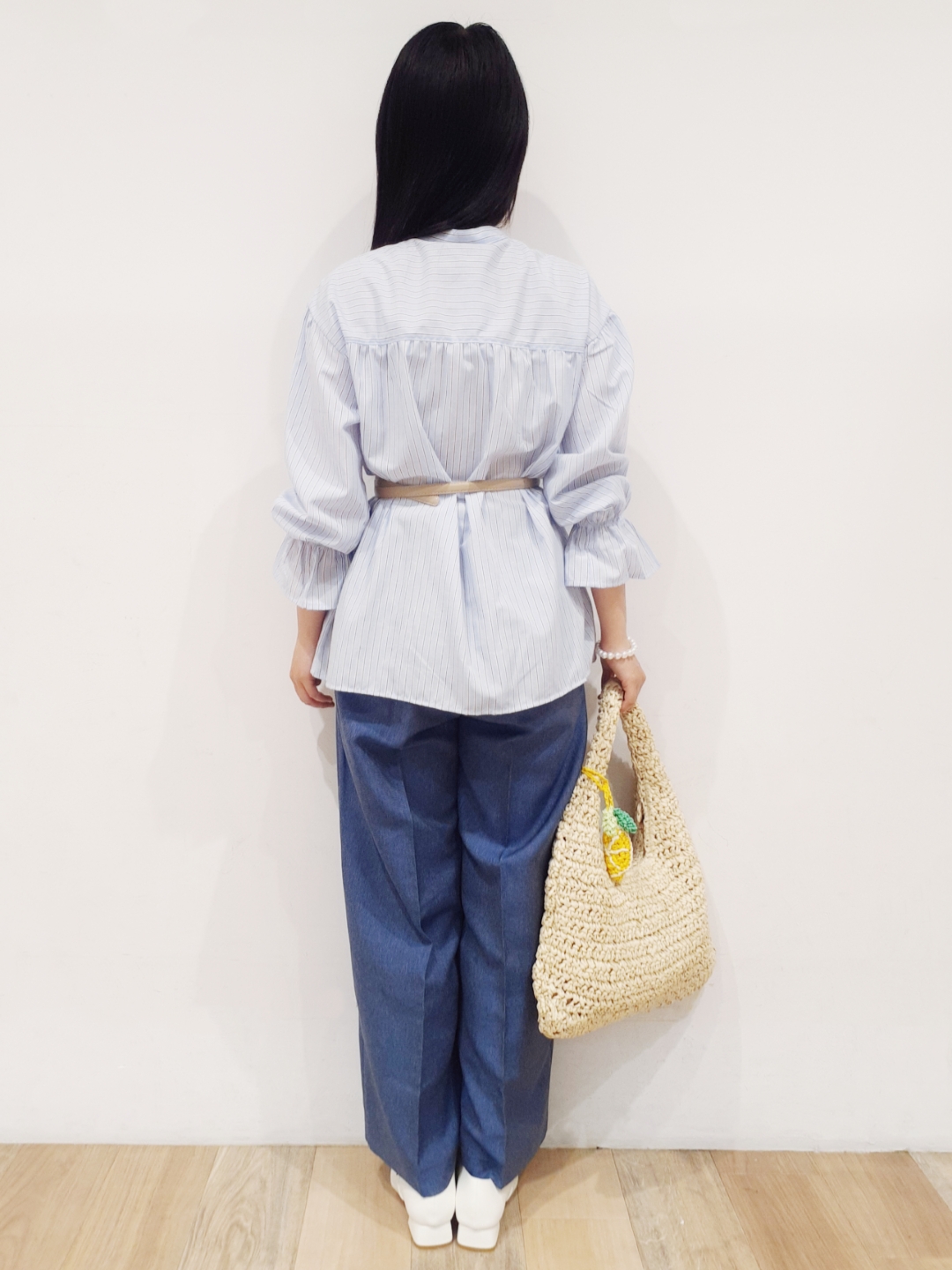 にこさんの「grove｜【貴島明日香さん着用／イージーケア／接触冷感】麻混スタンドギャザーシャツ」を使ったコーディネート
