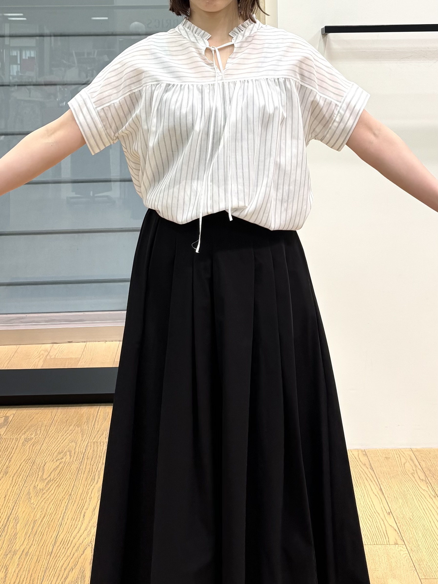 asamiさんの「INDIVI｜【洗える／軽やか】フリル衿ギャザーブラウス」を使ったコーディネート