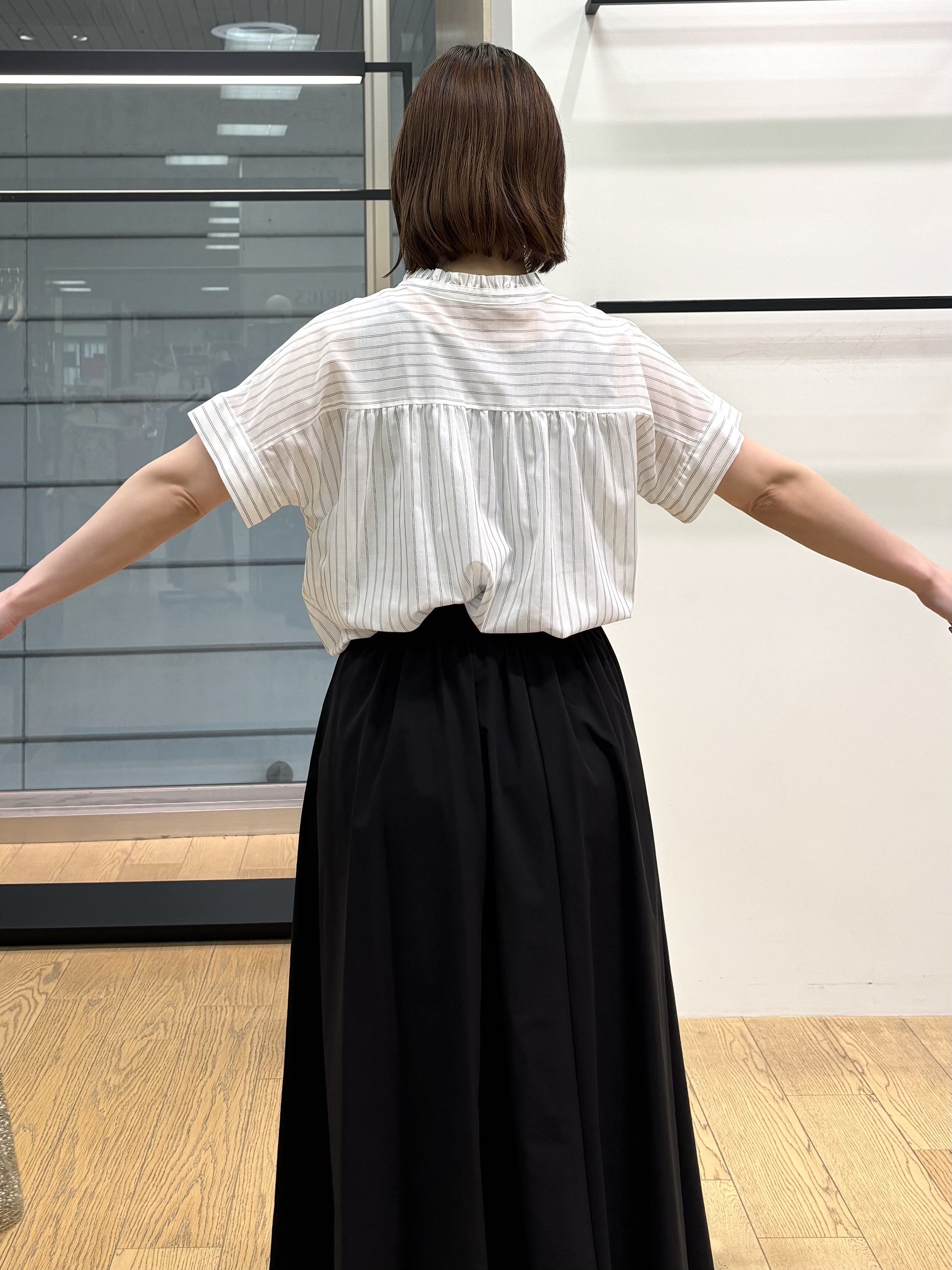 asamiさんの「INDIVI｜【洗える／軽やか】フリル衿ギャザーブラウス」を使ったコーディネート