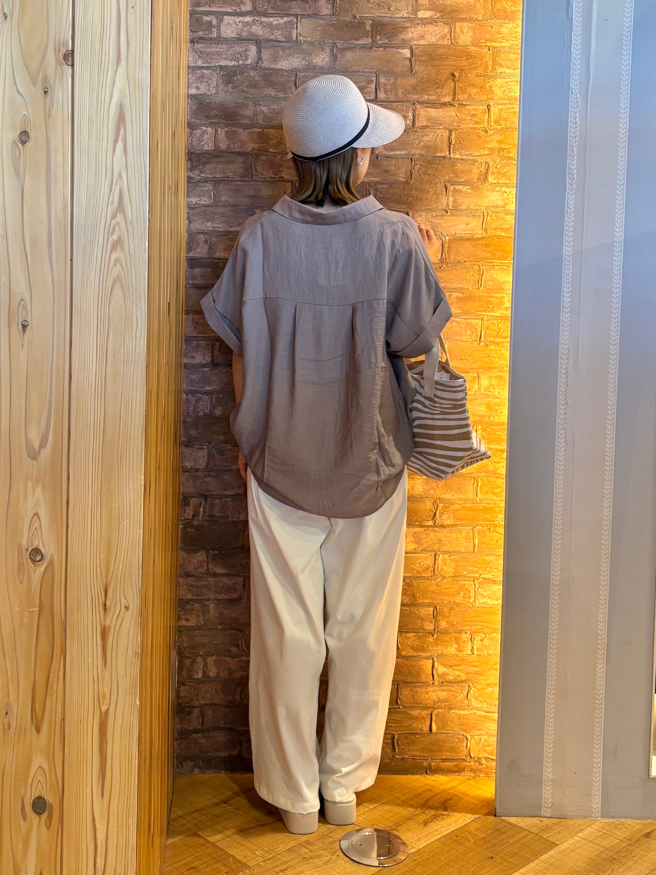 mieさんの「SHOO･LA･RUE｜【ひんやり/S-LL/洗濯機可】インせず着られる 裾タック スキッパーシャツ」を使ったコーディネート