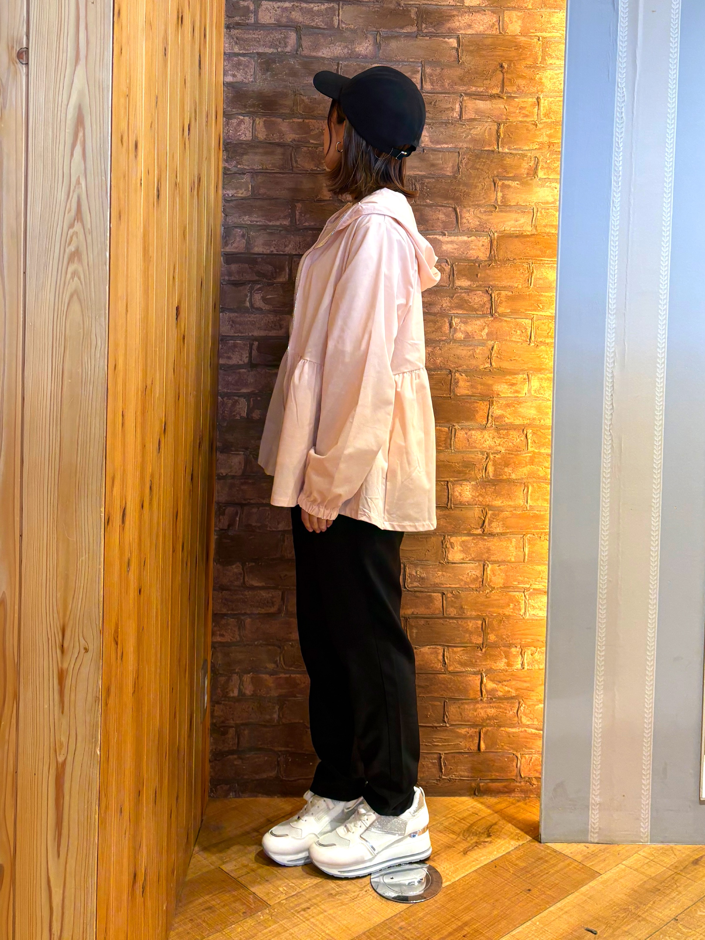 mieさんの「SHOO･LA･RUE｜【ひんやり/S-LL/体型カバー】ペプラムフリルとゴールドパーツが女性らしい UVパーカ」を使ったコーディネート