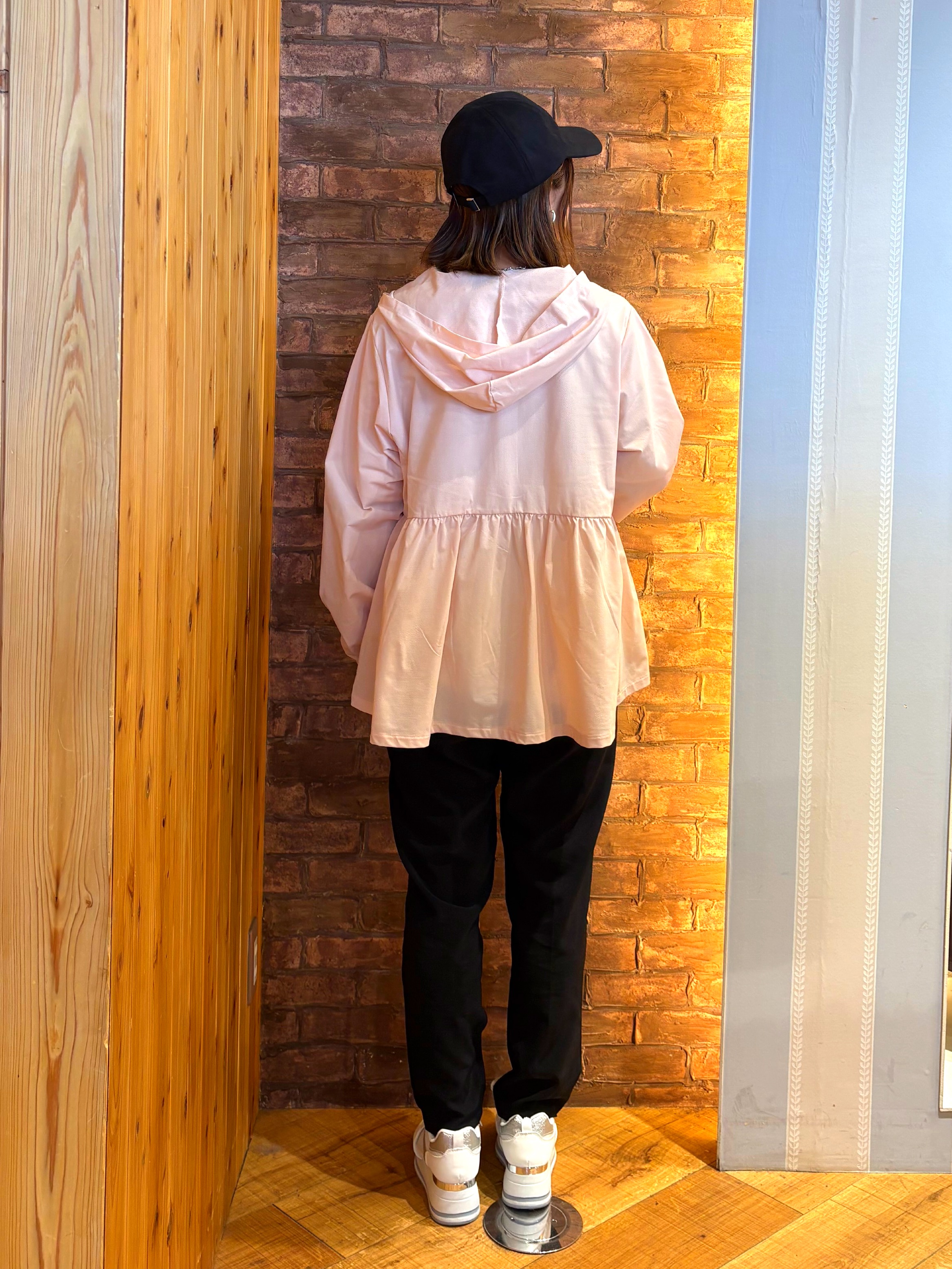 mieさんの「SHOO･LA･RUE｜【ひんやり/S-LL/体型カバー】ペプラムフリルとゴールドパーツが女性らしい UVパーカ」を使ったコーディネート