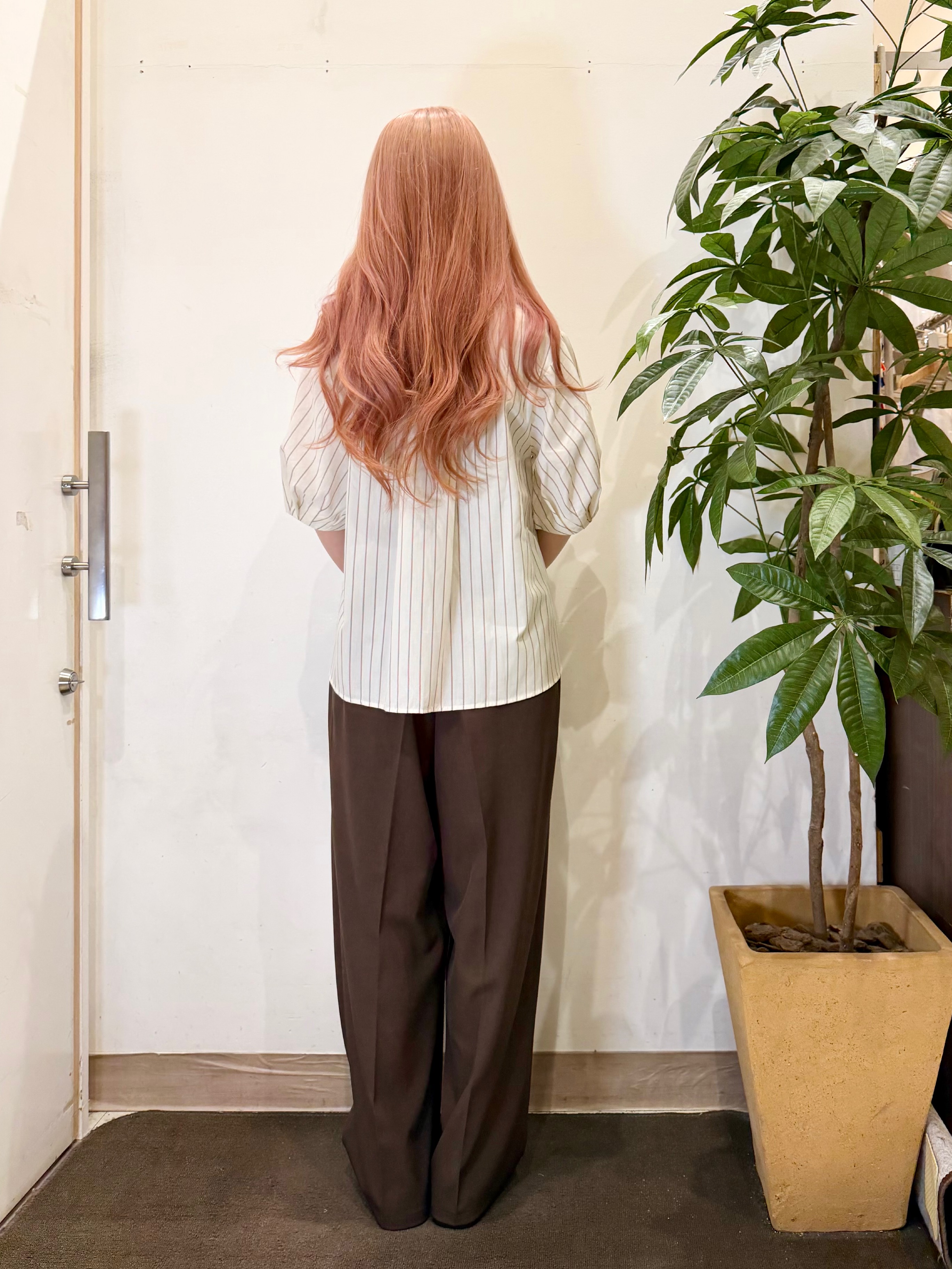 AYUMIさんの「SHOO･LA･RUE｜【高レビュー/洗濯後しわになりにくい/インせず着られる】自然に体型カバー 麻調ペプラムブラウス」を使ったコーディネート