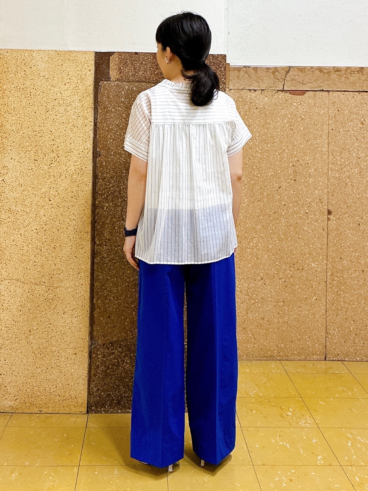 hattoriさんの「INDIVI｜【洗える／軽やか】フリル衿ギャザーブラウス」を使ったコーディネート