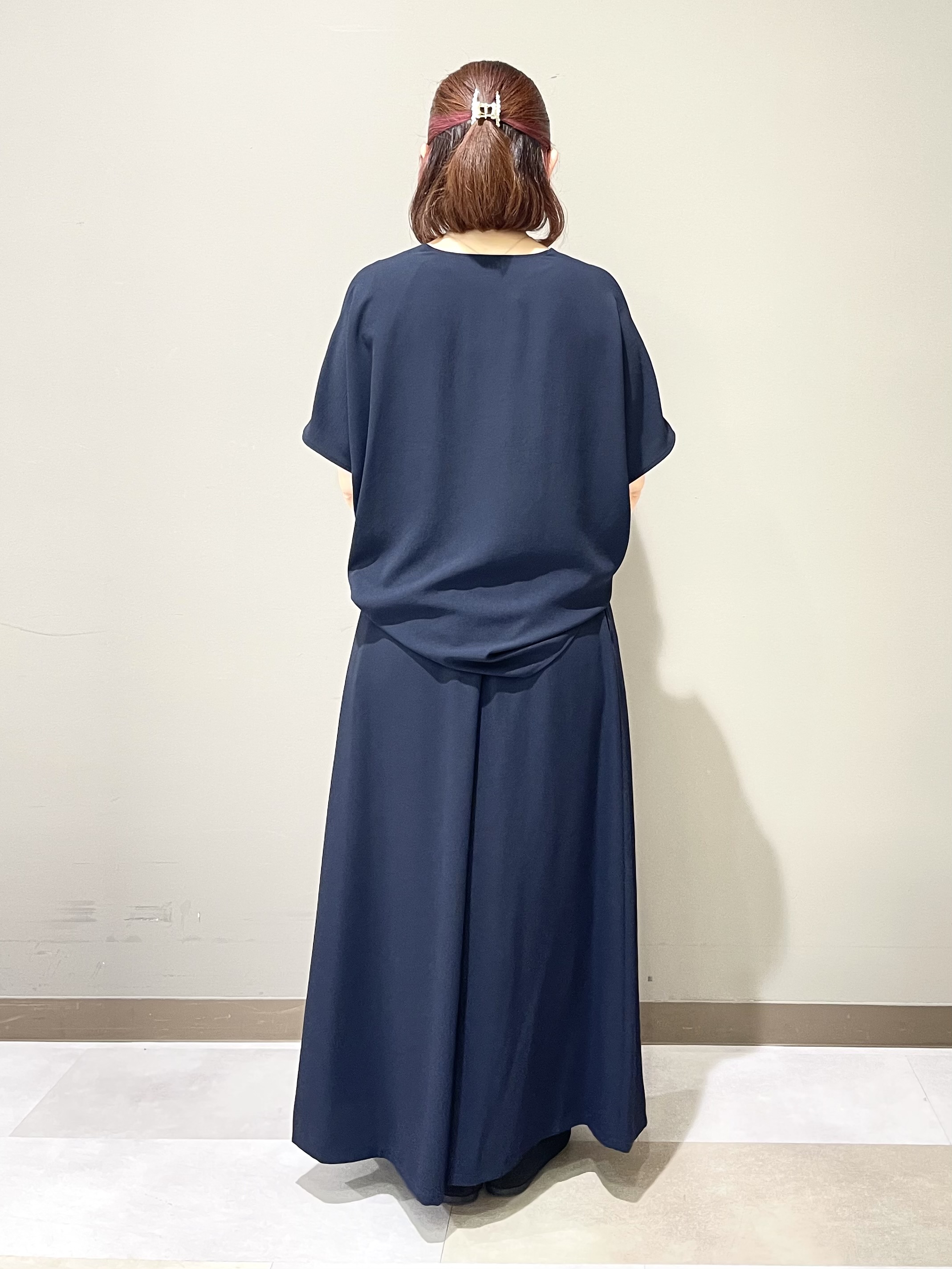 Tomoさんの「UNTITLED｜【UV/接触冷感/セットアップ可】リラクシーキーVネックブラウス」を使ったコーディネート