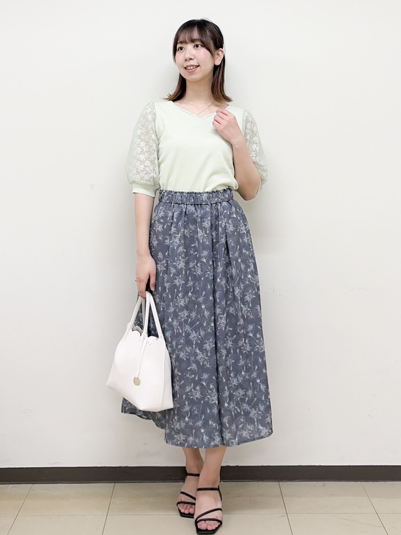 yurinaさんの「index｜【接触冷感】ビジューキーネックフレンチトップス《UVケア／洗濯機OK／XS～3L／8col》」を使ったコーディネート