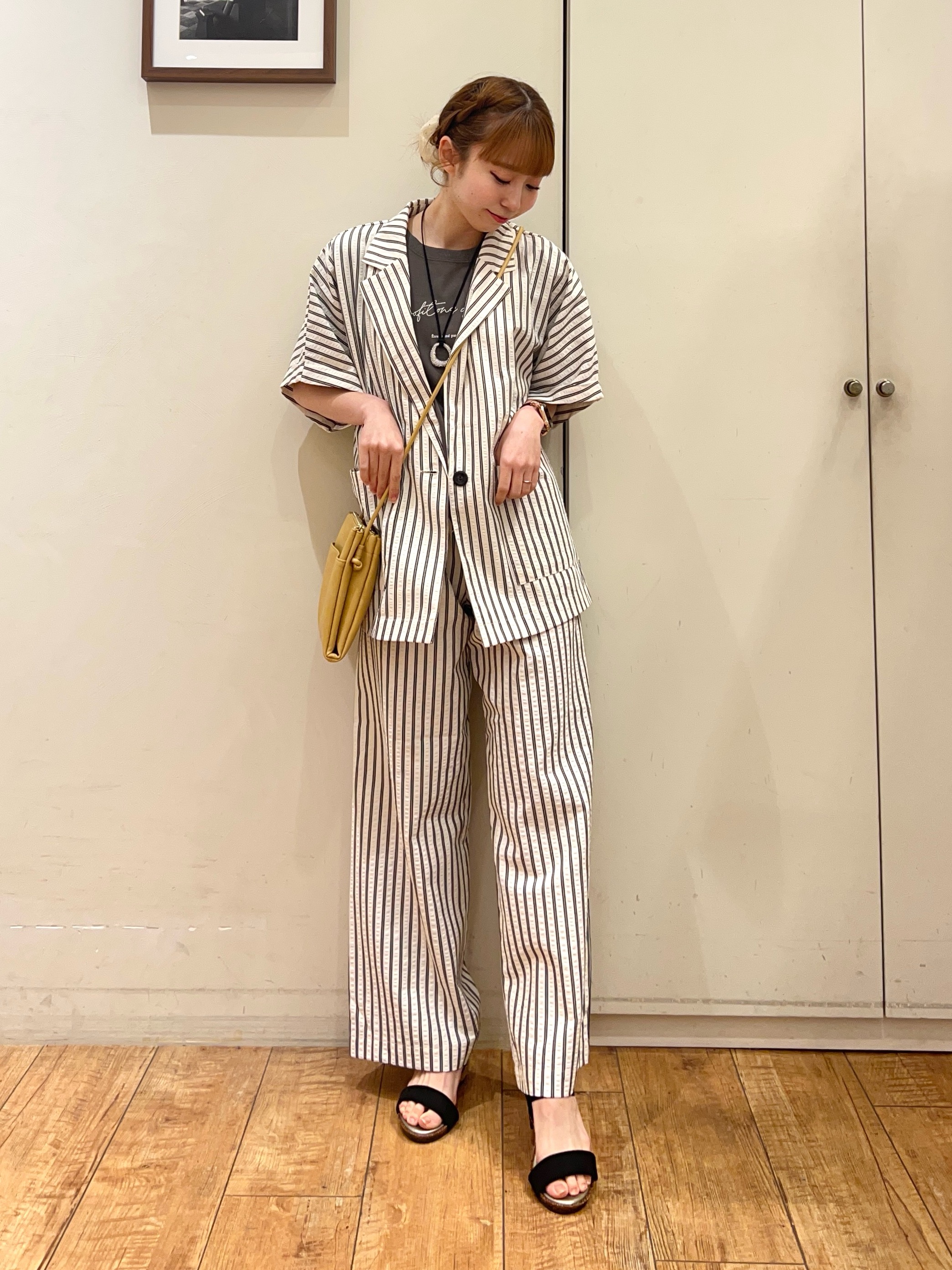 AIRIさんの「SHOO･LA･RUE｜【ひんやり/吸水速乾/セットアップ可】羽織るだけで主役になる サッカーストライプシャツジャケット」を使ったコーディネート