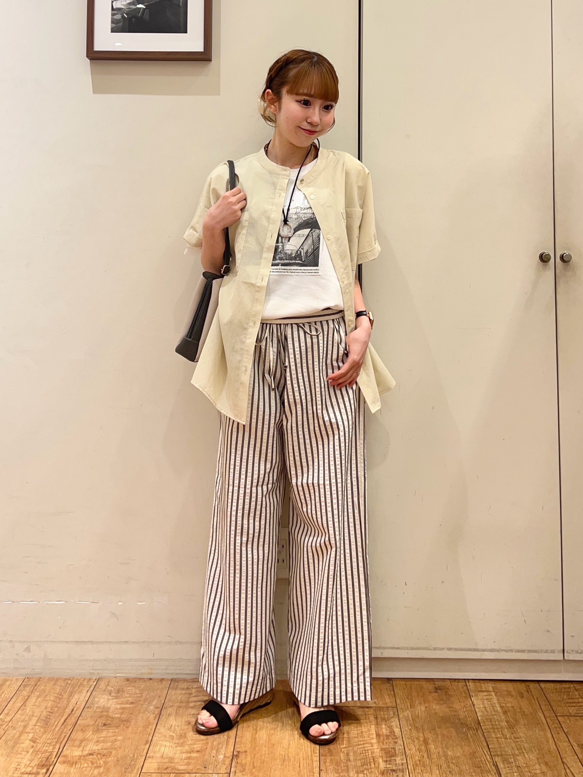 AIRIさんの「SHOO･LA･RUE｜【さらり快適/洗濯機可/S-LL】風が通り抜ける 半袖バンドカラーシアーシャツ」を使ったコーディネート
