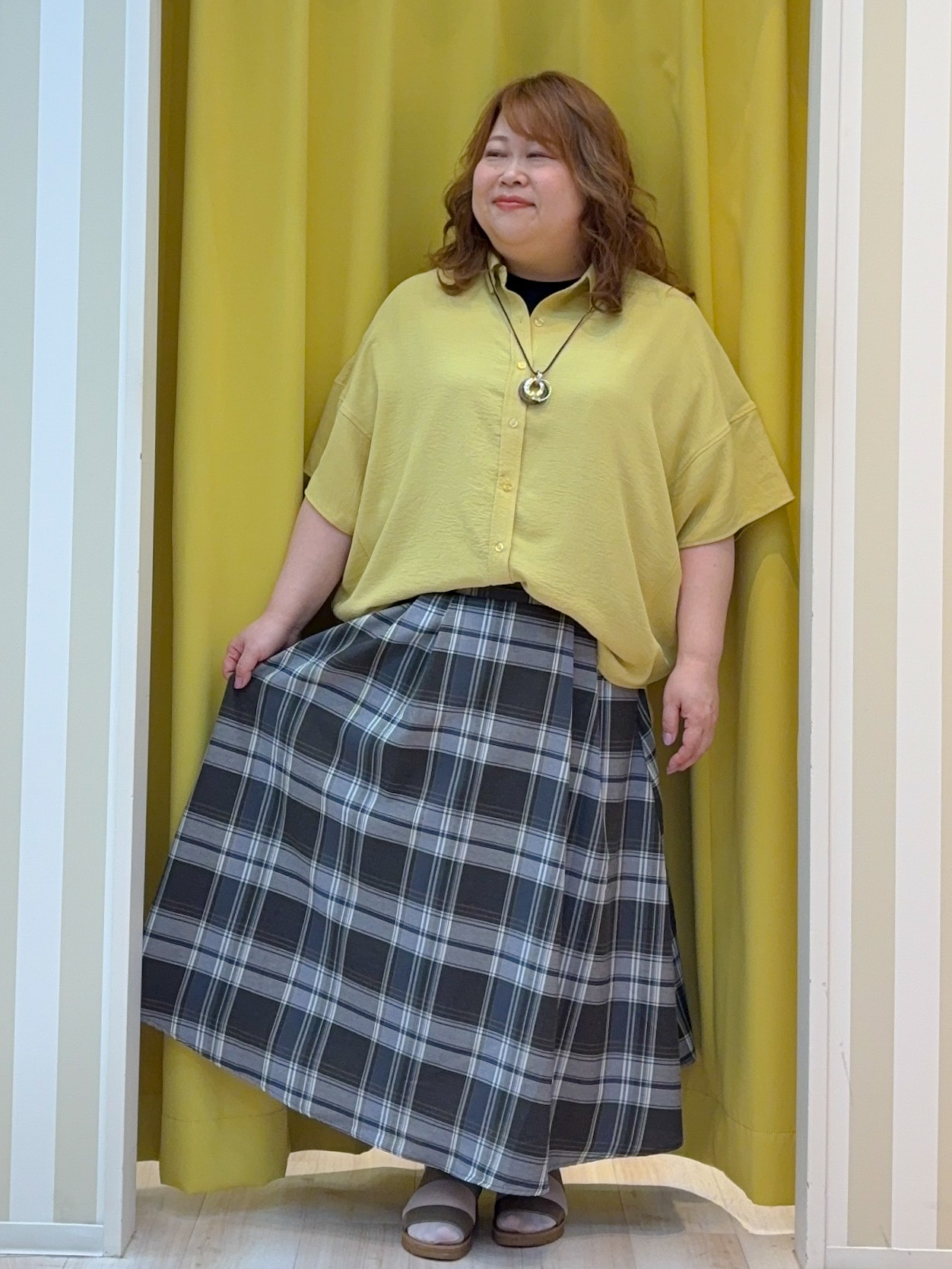 kotoさんさんの「SHOO･LA･RUE｜【高レビュー/洗濯後しわになりにくい/体型カバー】きちんとゆるっと 大人の抜け感 ポンチョ風カラーシ」を使ったコーディネート