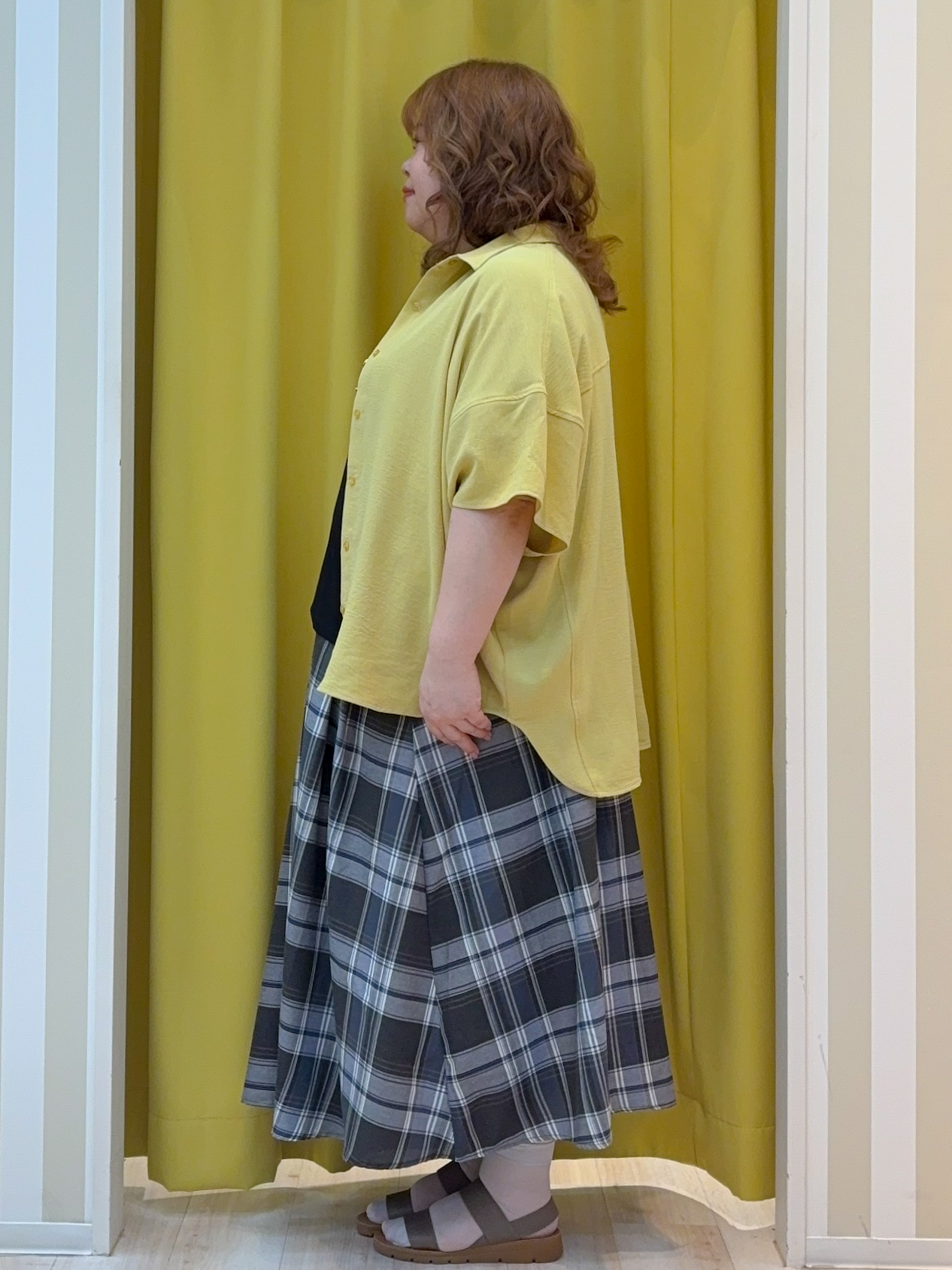 kotoさんさんの「SHOO･LA･RUE｜【高レビュー/洗濯後しわになりにくい/体型カバー】きちんとゆるっと 大人の抜け感 ポンチョ風カラーシ」を使ったコーディネート