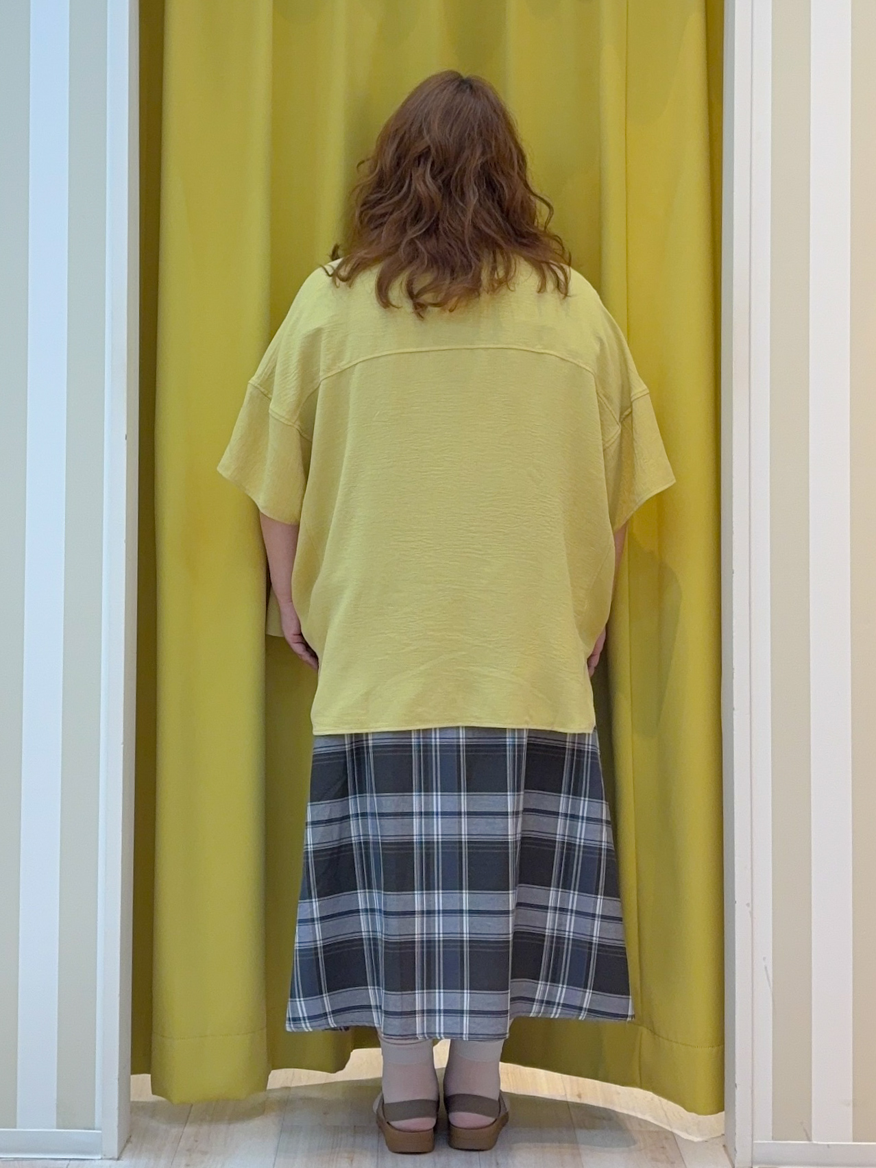 kotoさんさんの「SHOO･LA･RUE｜【高レビュー/洗濯後しわになりにくい/体型カバー】きちんとゆるっと 大人の抜け感 ポンチョ風カラーシ」を使ったコーディネート